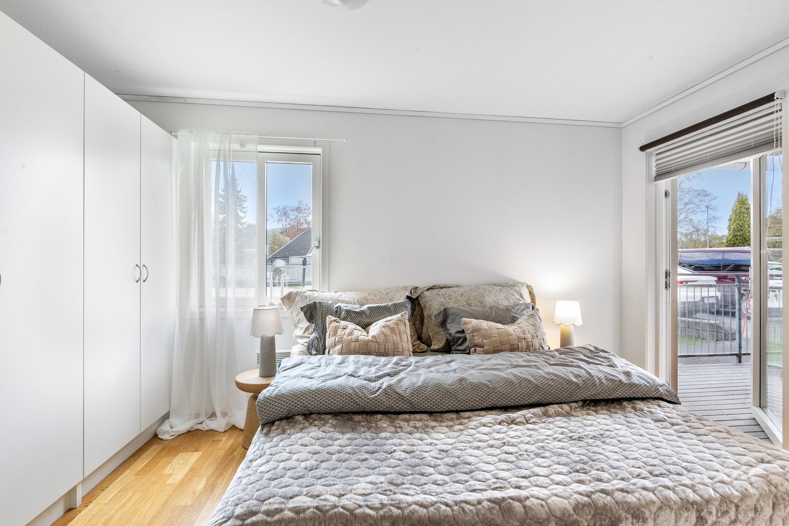 På hoved soverommet har man god plass til garderobeløsinger. Galleribilde
