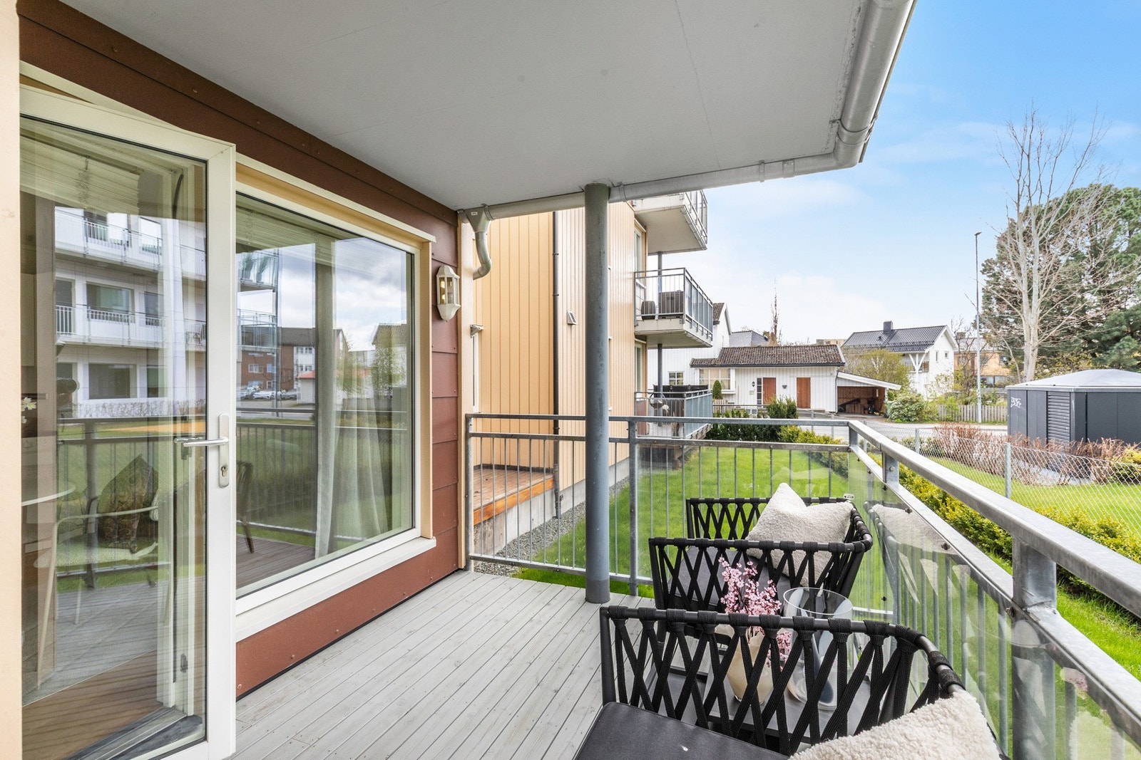 Overbygget terrasse som forlenger oppholdsrommet på fine dager. Galleribilde