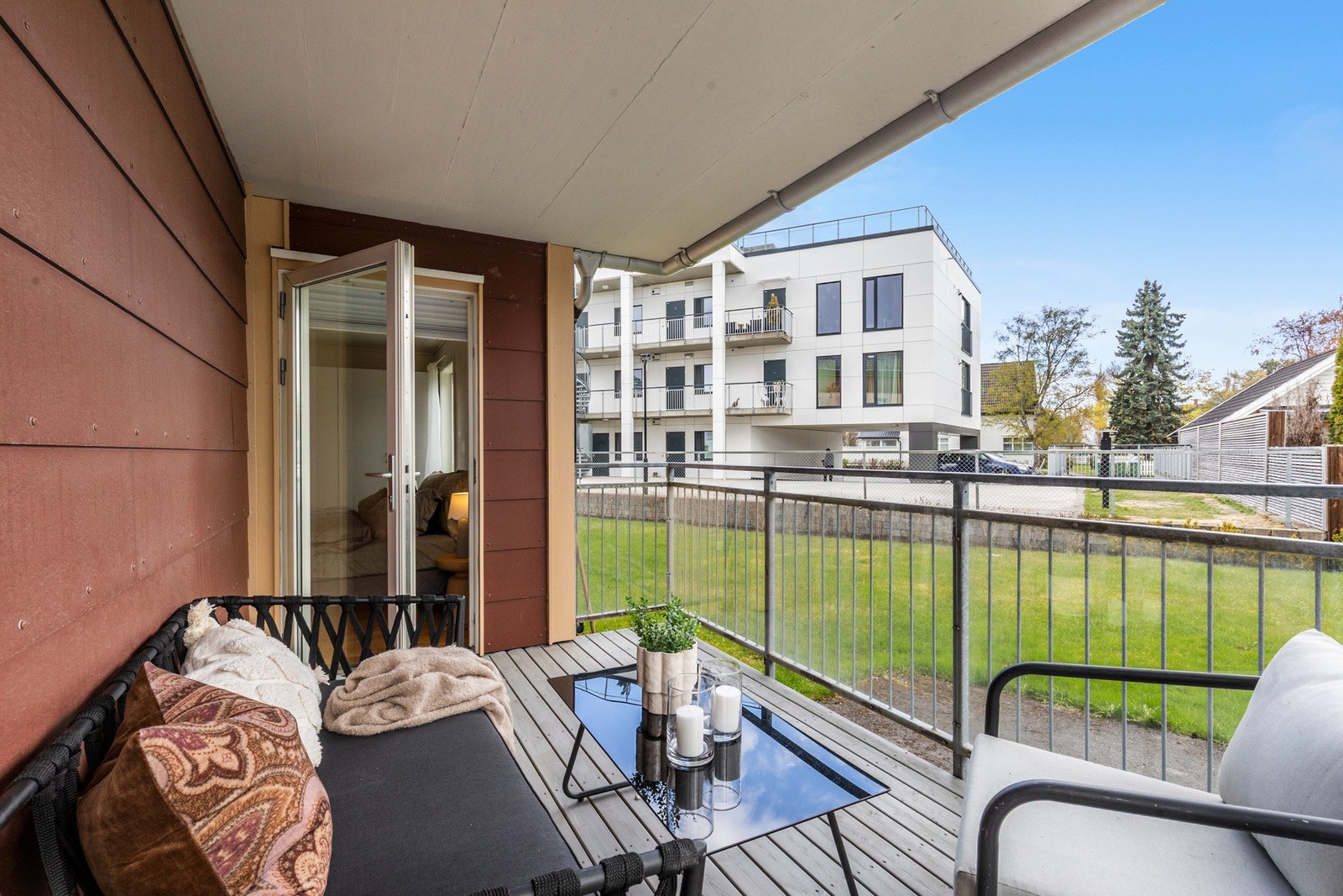 Leiligheten disponerer to overbygde terrasser som gir gode muligheter for flere uteplasser. Galleribilde