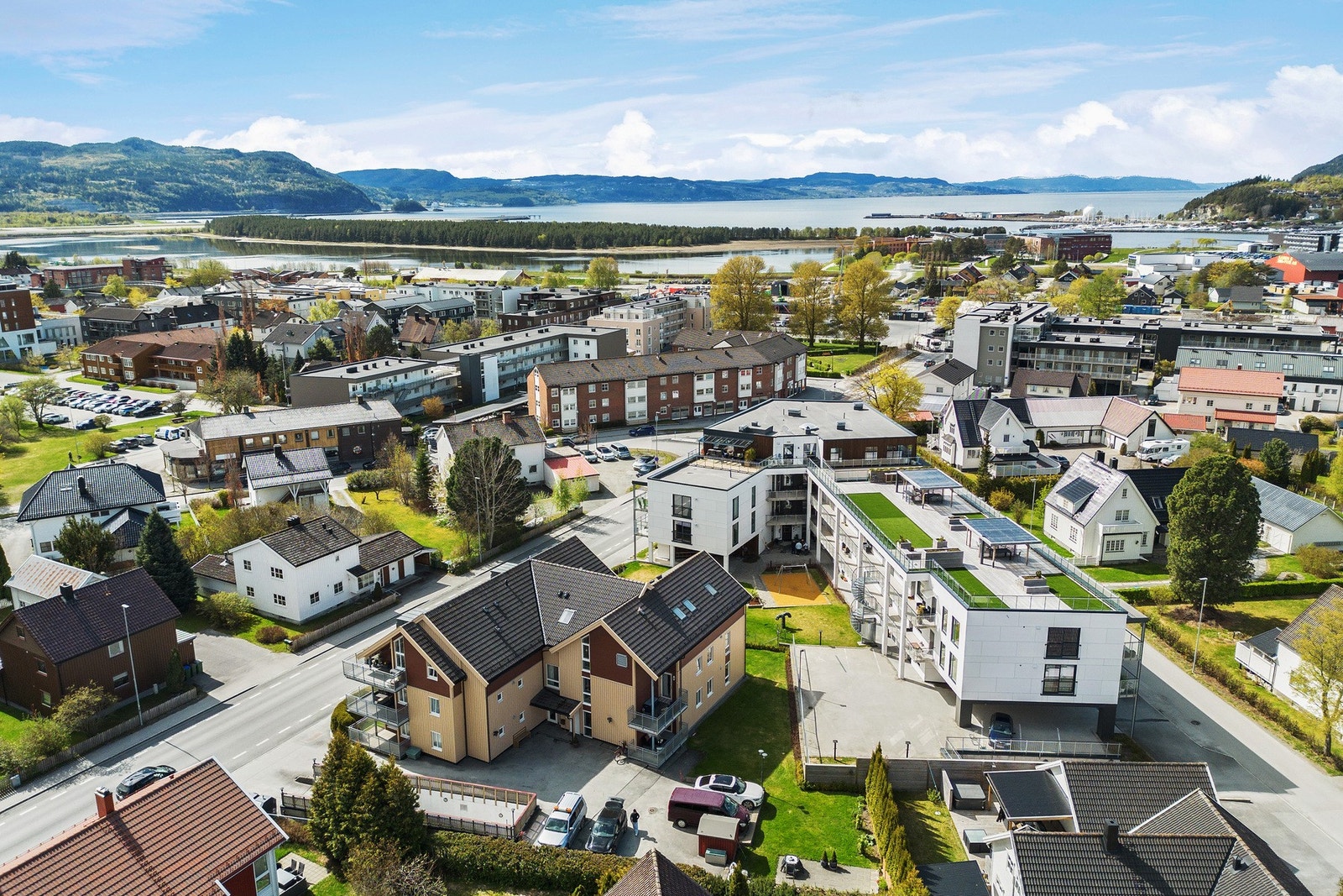 Leiligheten ligger med gangavstand til skole og barnehage, samt dagligvaretjentester. Galleribilde