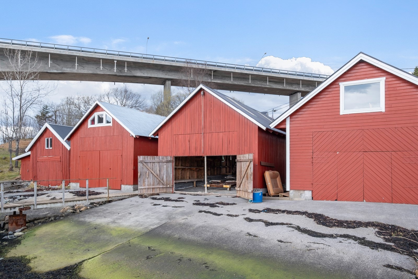Det etablert støpt stø som gir enkel adkomst fra sjøen og gode forhold for båtbruk. Galleribilde