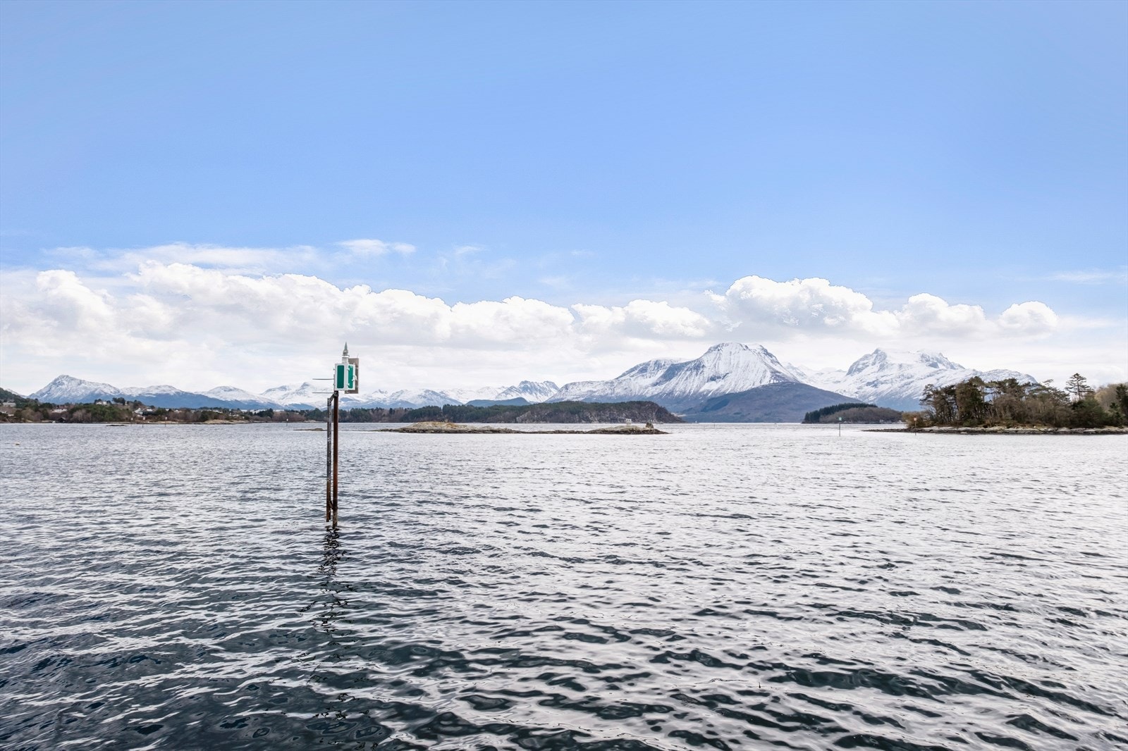 Området har et hyggelig og sosialt maritimt miljø, hvor brygge og sjøområde fungerer som et naturlig samlingspunkt i sommermånedene. Galleribilde