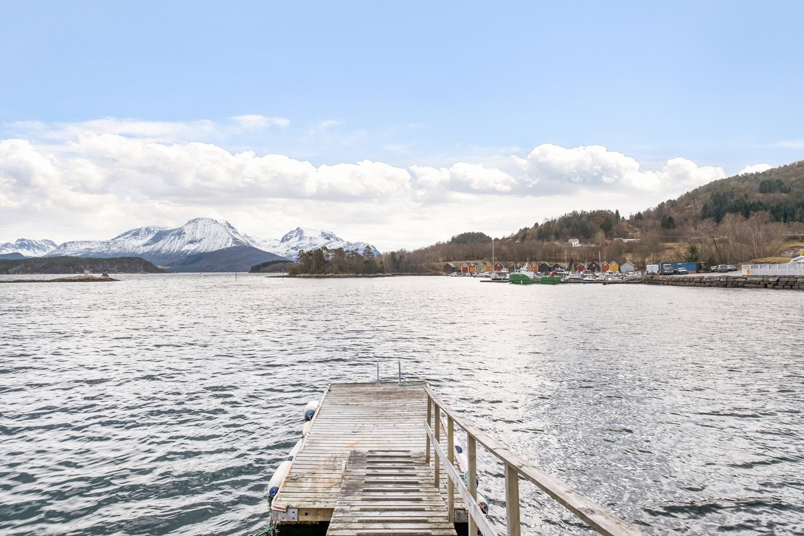 Naustet disponerer halvparten av flytebryggen til båtplass, og vedlikeholdskostnader fordeles likt mellom de to naustene. Galleribilde