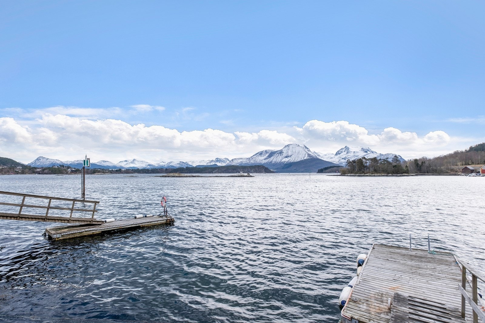 På varme dager er det gode bademuligheter både fra bryggen og støen. Galleribilde