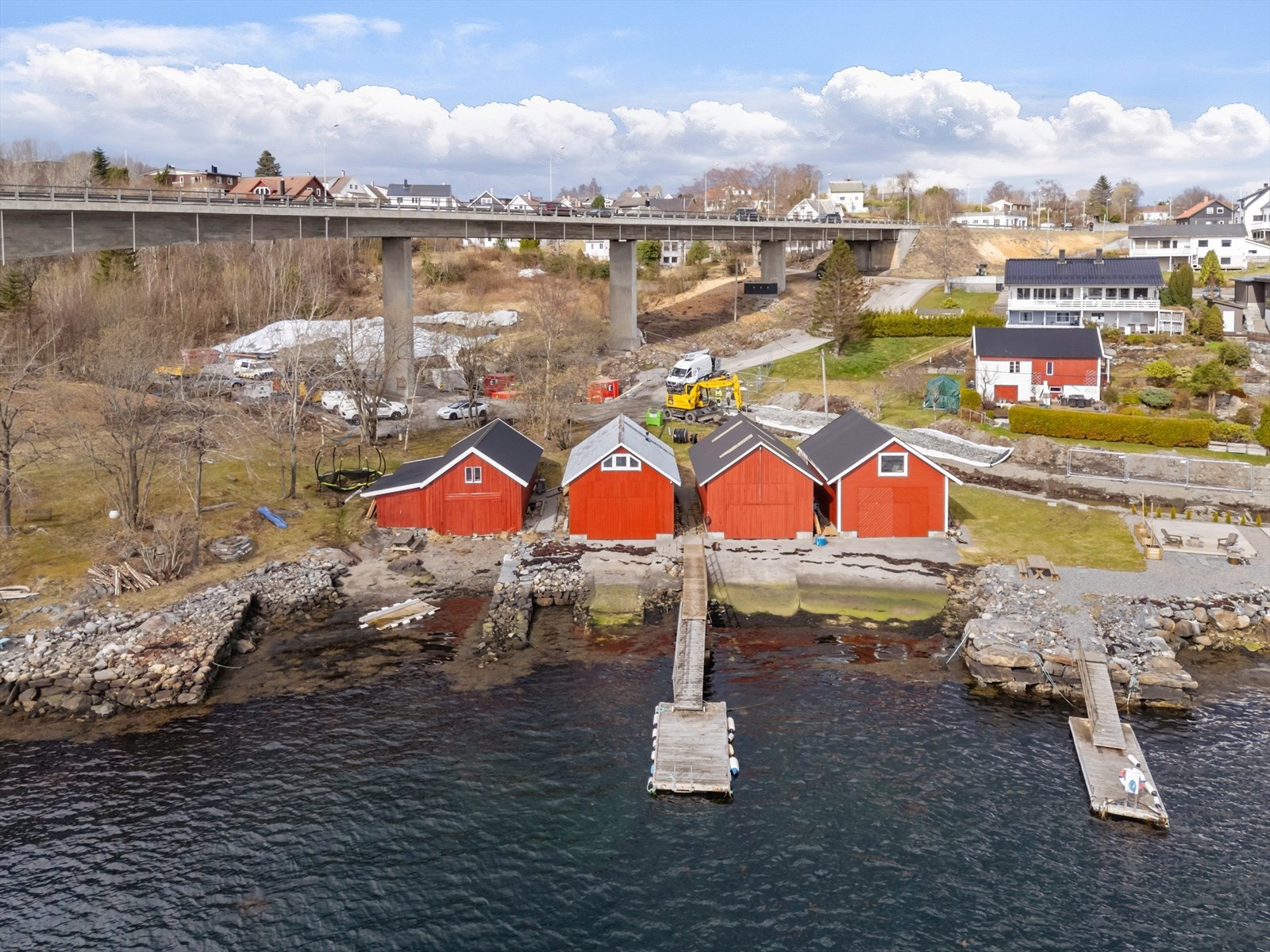 Området byr på flotte turmuligheter både til sjøs og på land, samtidig som du kan nyte rolige dager ved vannkanten. Galleribilde