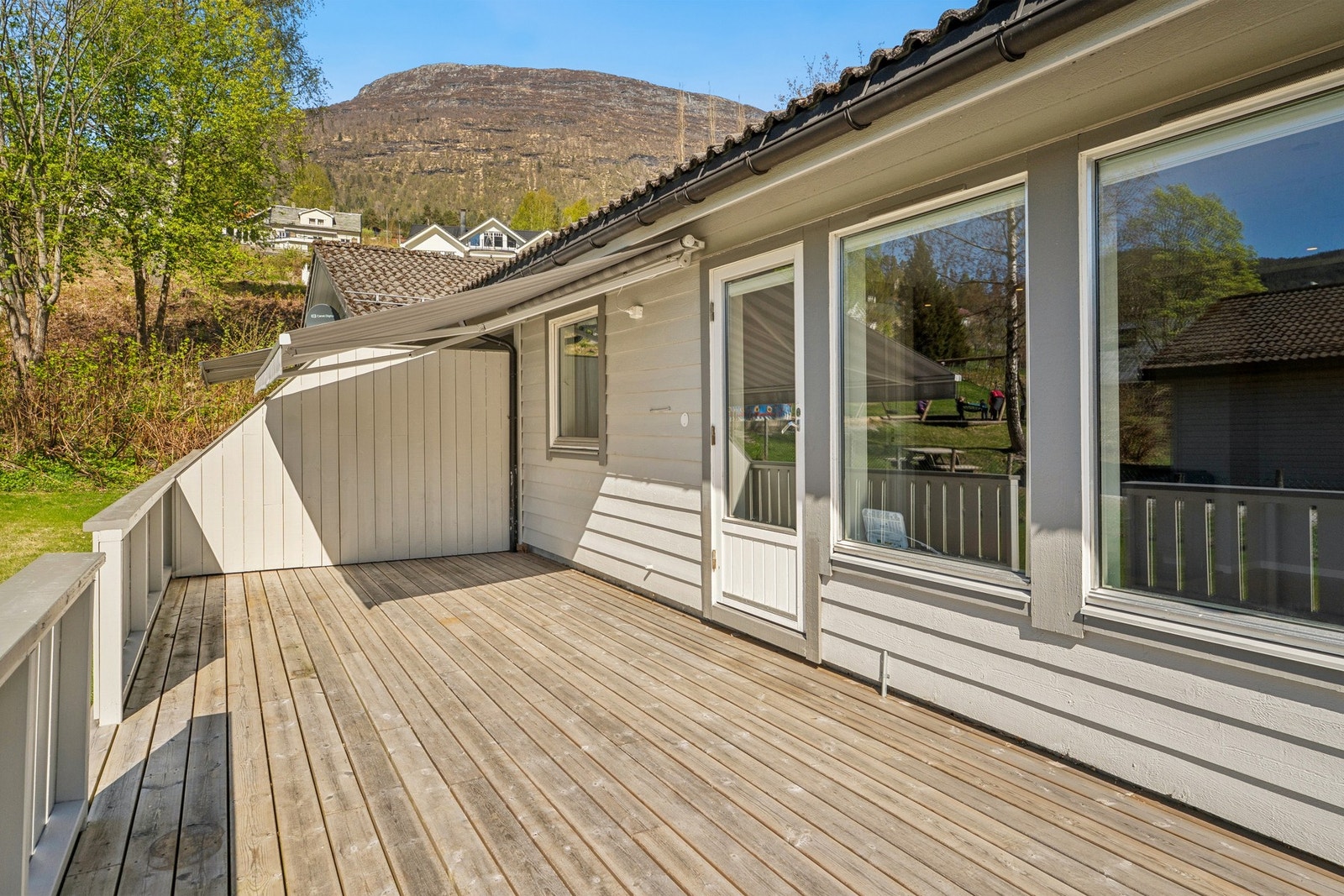 - Du har utgang fra stuen til terrassen - Galleribilde