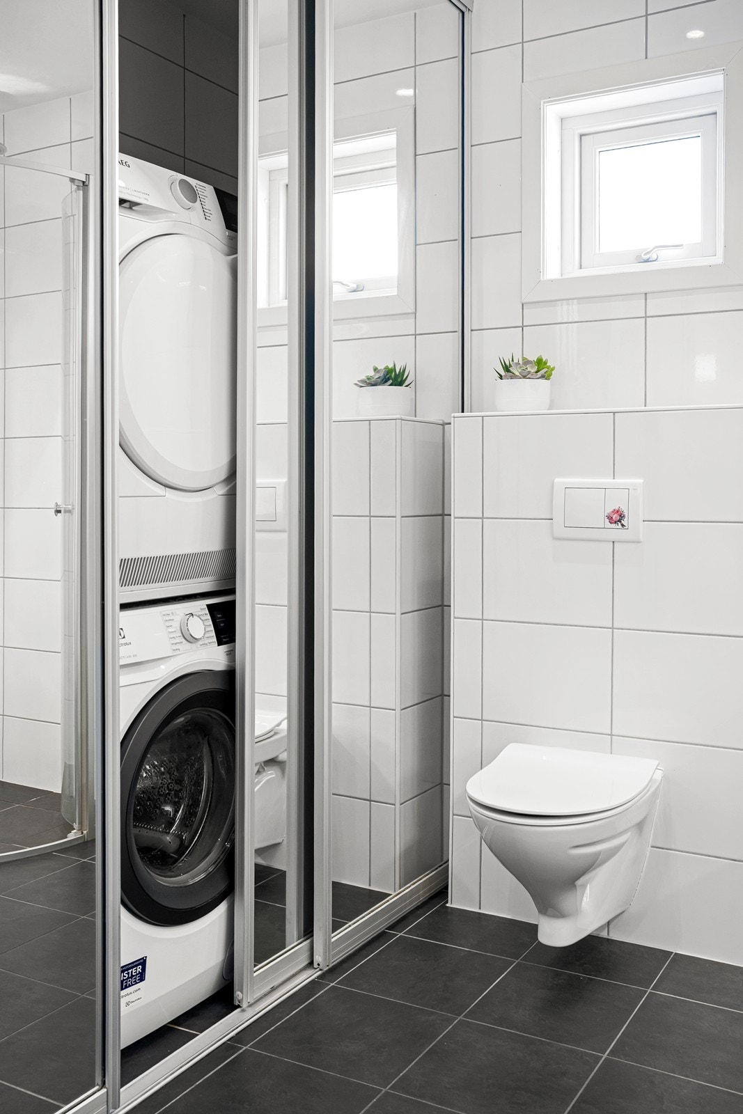 Bak skyvedører er det satt av plass til vaskemaskin og tørketrommel, som gir en ryddig og effektiv vaskeløsning. Galleribilde
