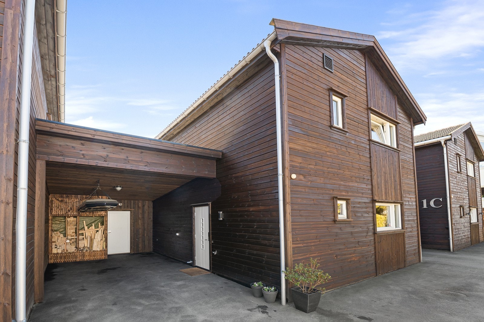 Boligen har en attraktiv og sentral beliggenhet i det populære boligområdet Kleppestemmen på Klepp. Galleribilde