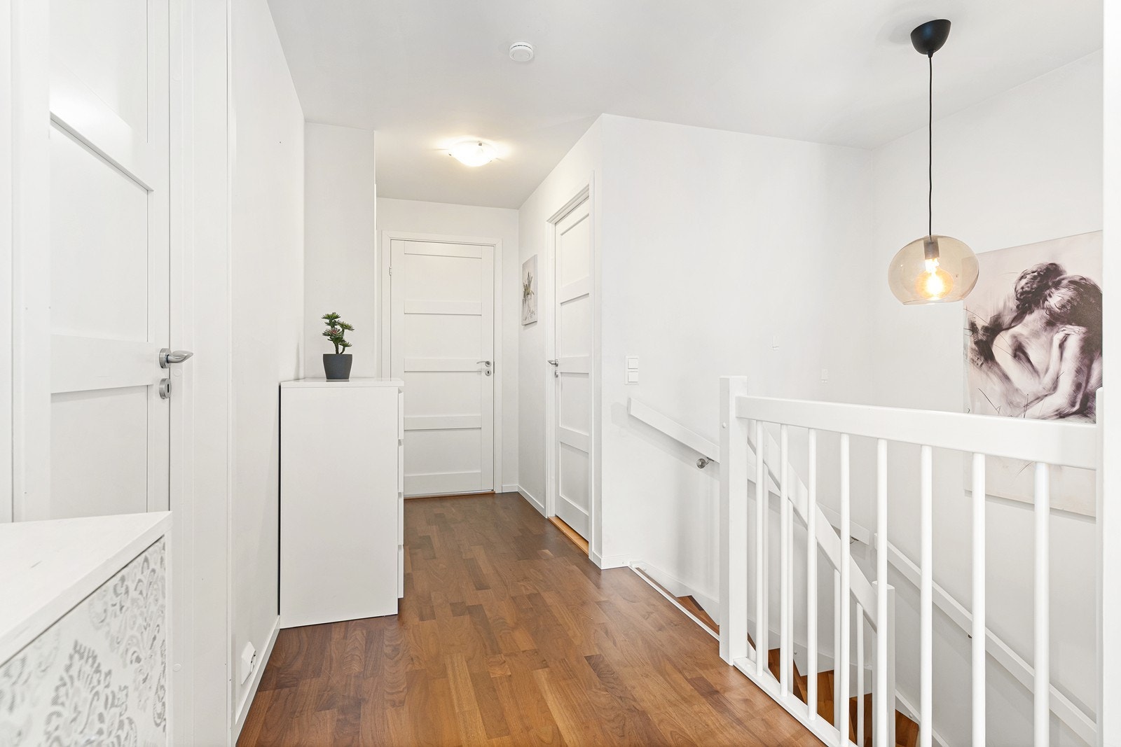 Innholdsrik 2. etasje med tre soverom, stue, gang, bod og bad. Etasjen har en god og funksjonell planløsning som gir fleksible bruksområder og plass til både familie og gjester. Galleribilde