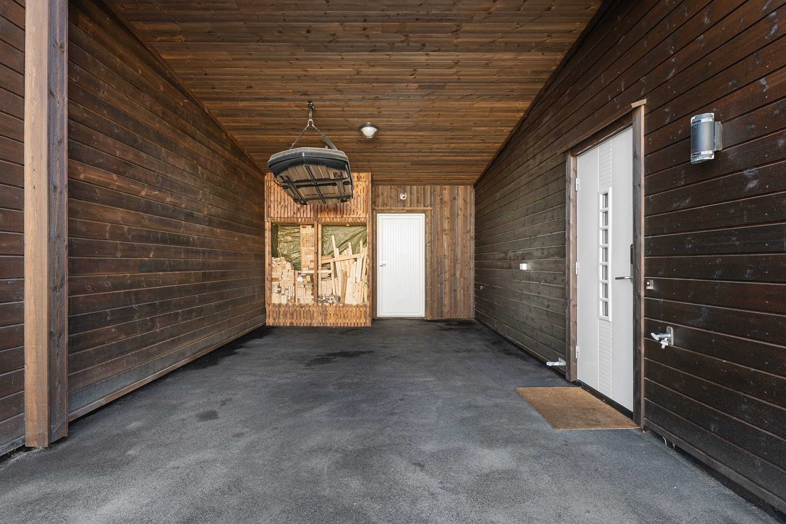 Boligen har carport like ved inngangspartiet, noe som er både praktisk og komfortabelt i hverdagen. Her kan man gå tørrskodd fra bilen og rett inn i boligen, samtidig som det gir enkel adkomst ved handling, levering og i all slags vær. Galleribilde