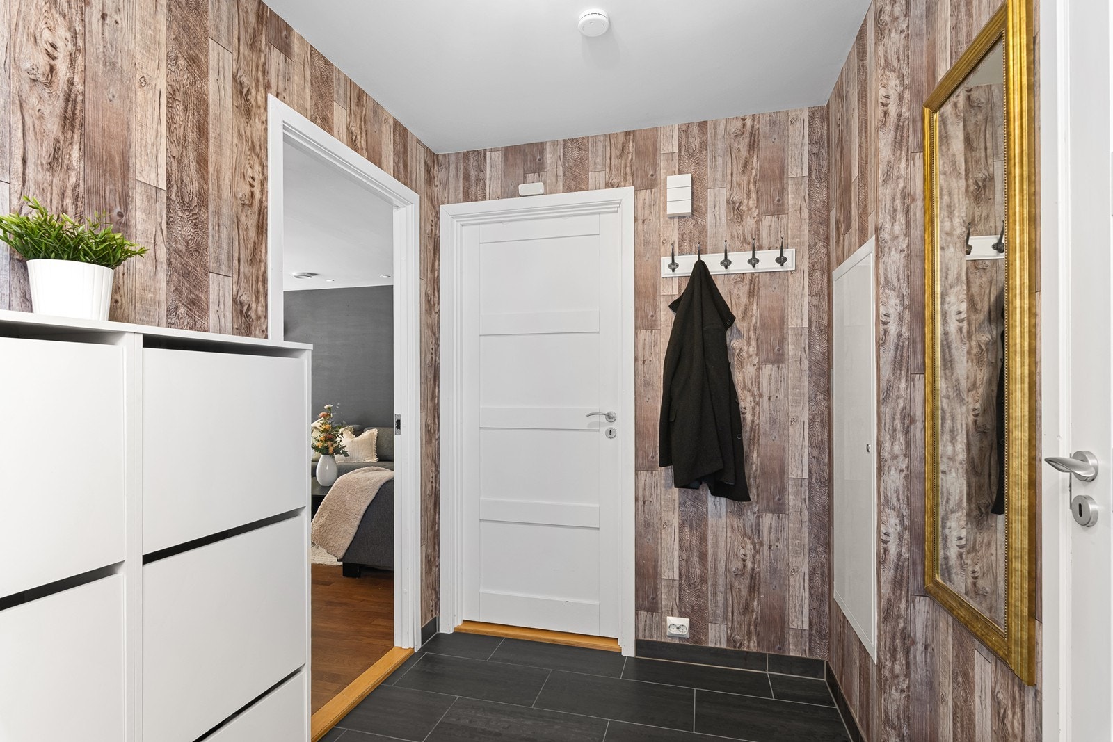 Entré/gang med god plass til å henge fra seg yttertøy og sko. Like ved inngangen finner man et praktisk toalett/bad. Galleribilde