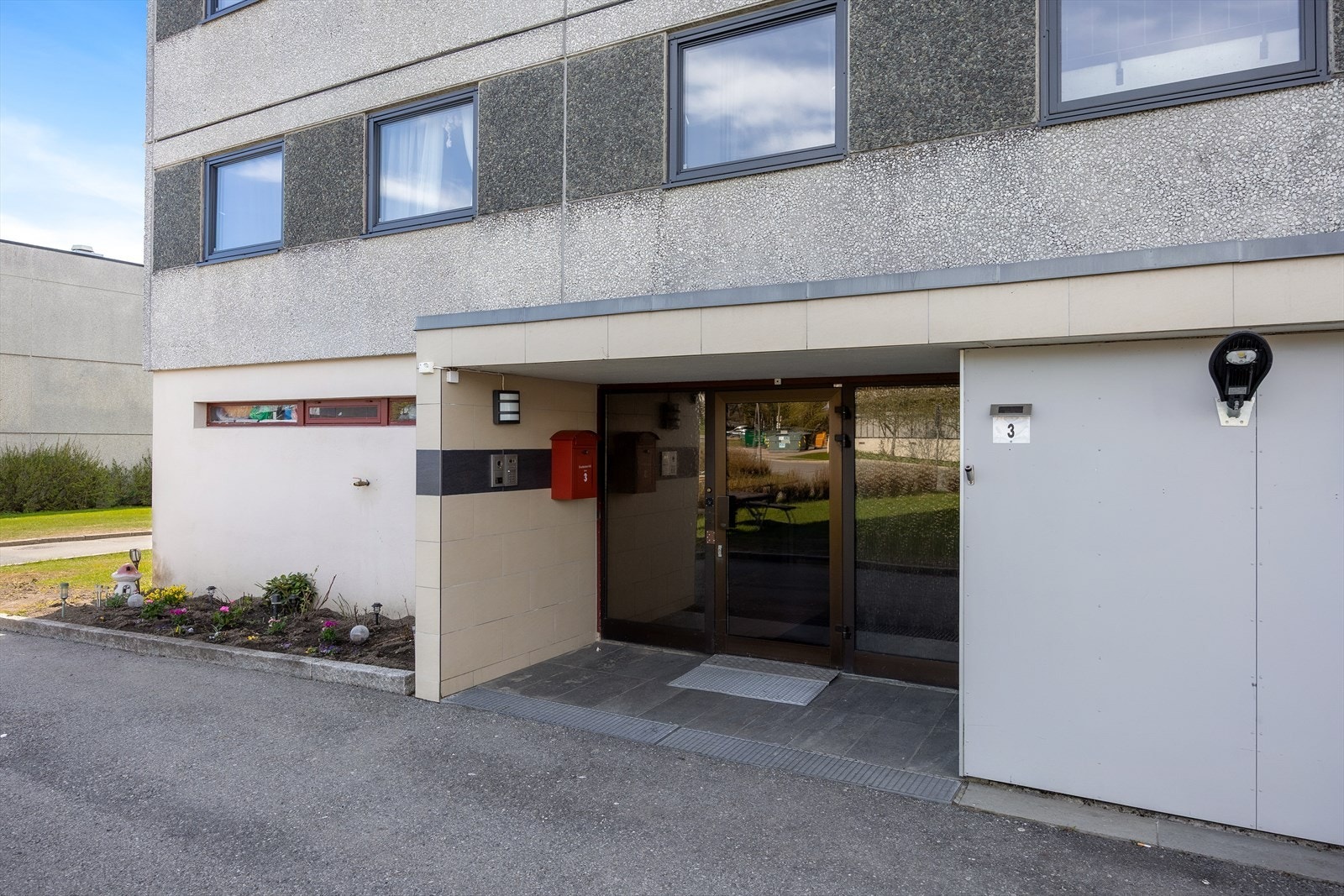 Velholdt inngangsparti. Bygget har heis som tar deg enkelt opp til leiligheten i 8. etasje. Galleribilde