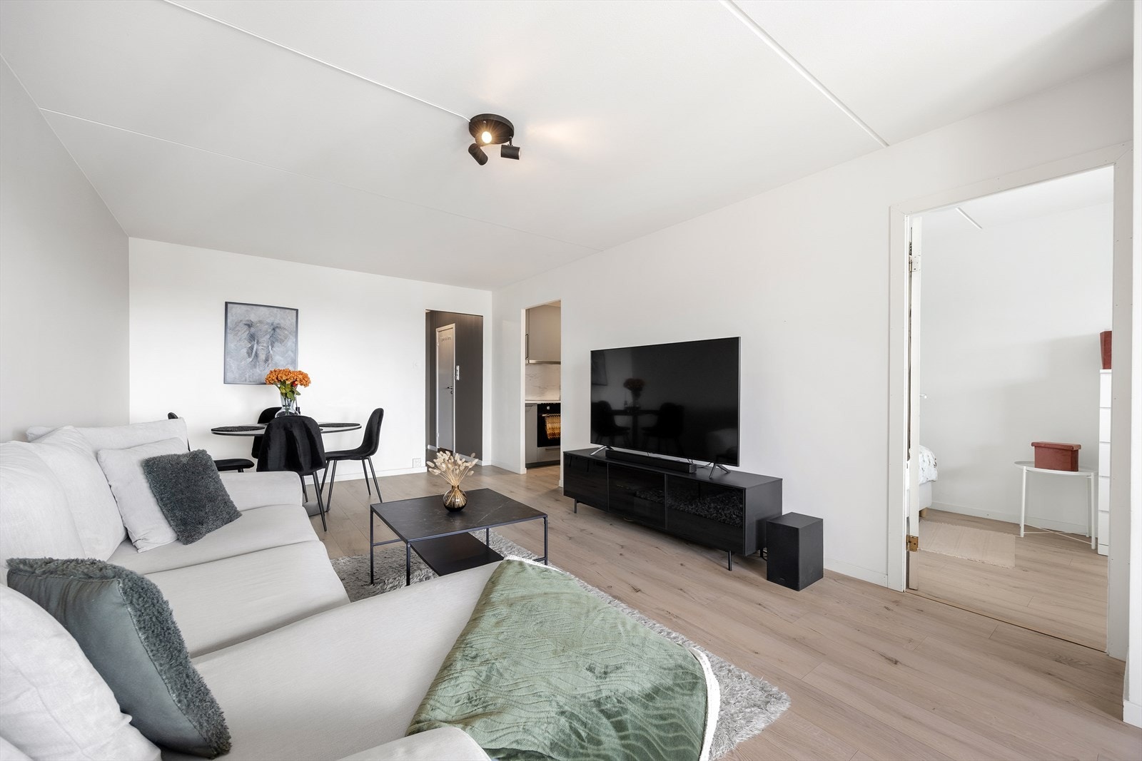 Fra stuen er det enkel tilgang til både kjøkken og soverom. Galleribilde