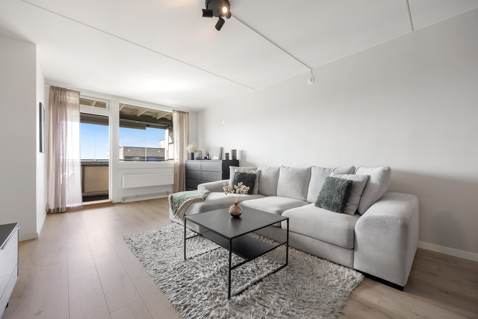 Stuen har god plass til en romslig sofagruppe og utgang til balkongen. Galleribilde