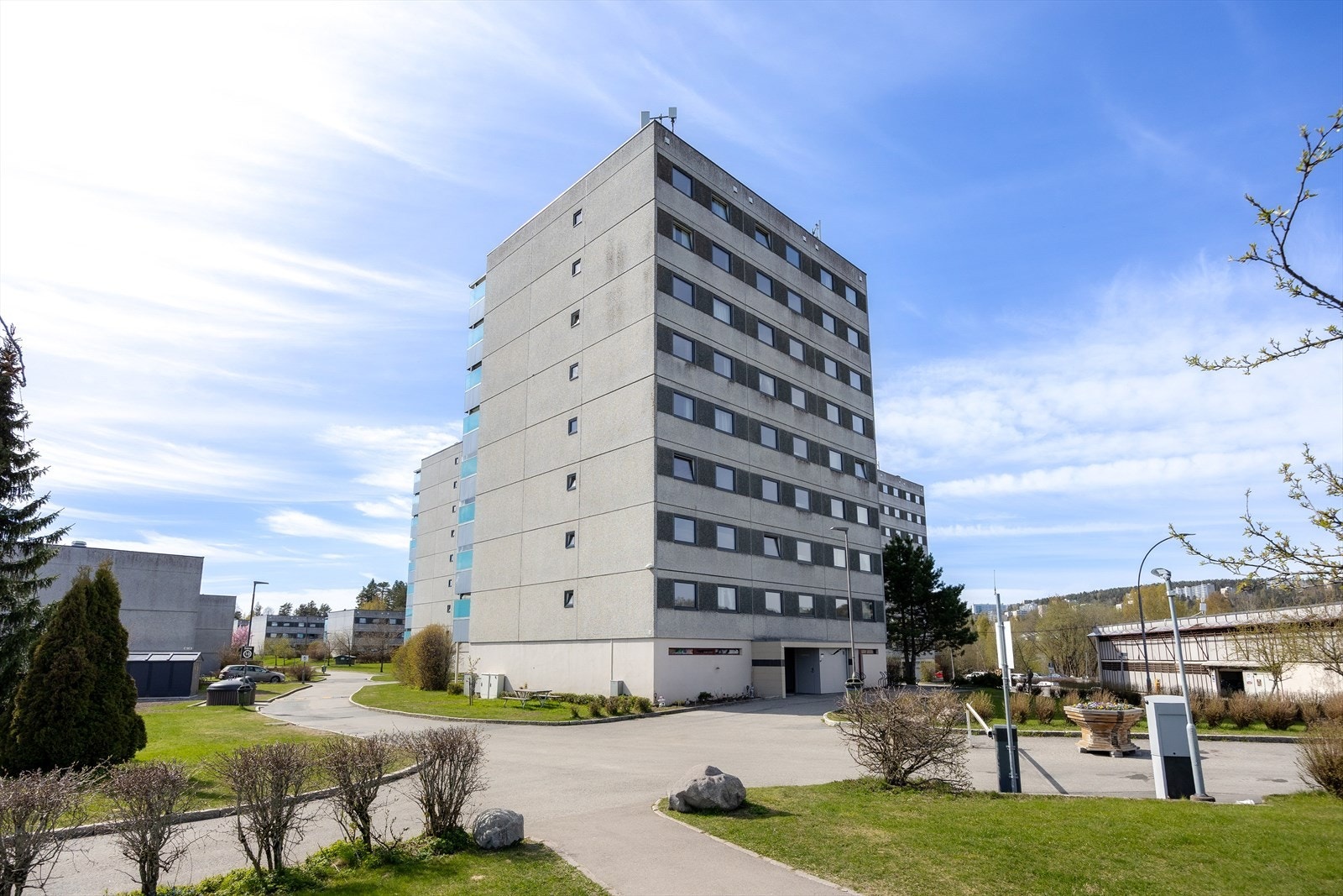 Borettslaget har fellesarealer med grøntområder og asfalterte internveier. Galleribilde