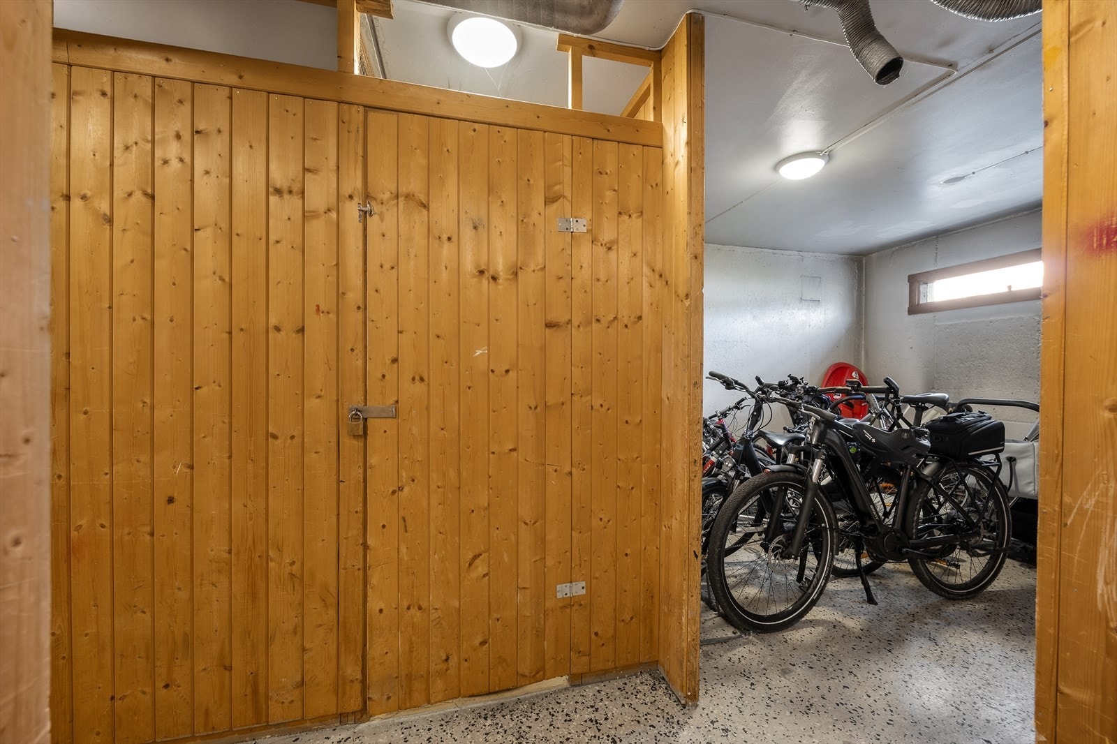 Leiligheten disponerer en kjellerbod på 3 m² for ekstra lagring. Galleribilde