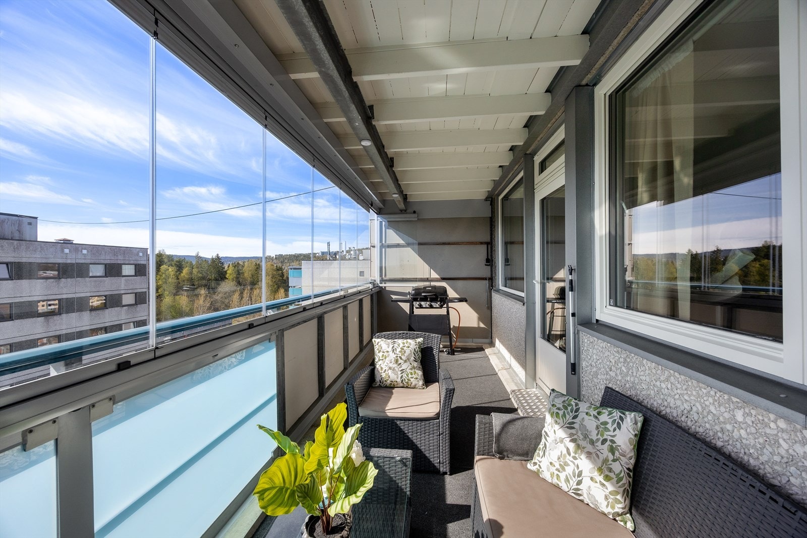 Den romslige balkongen på 12 m² gir god plass til en hyggelig sittegruppe. Galleribilde