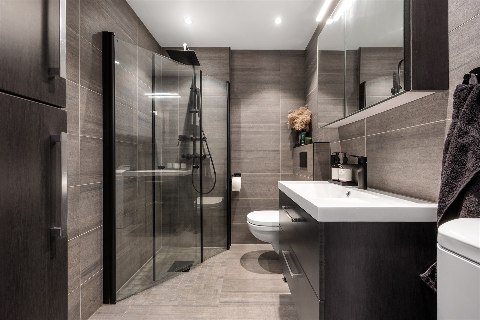 Badet ble renovert i 2024. Stort og stilrent. Galleribilde