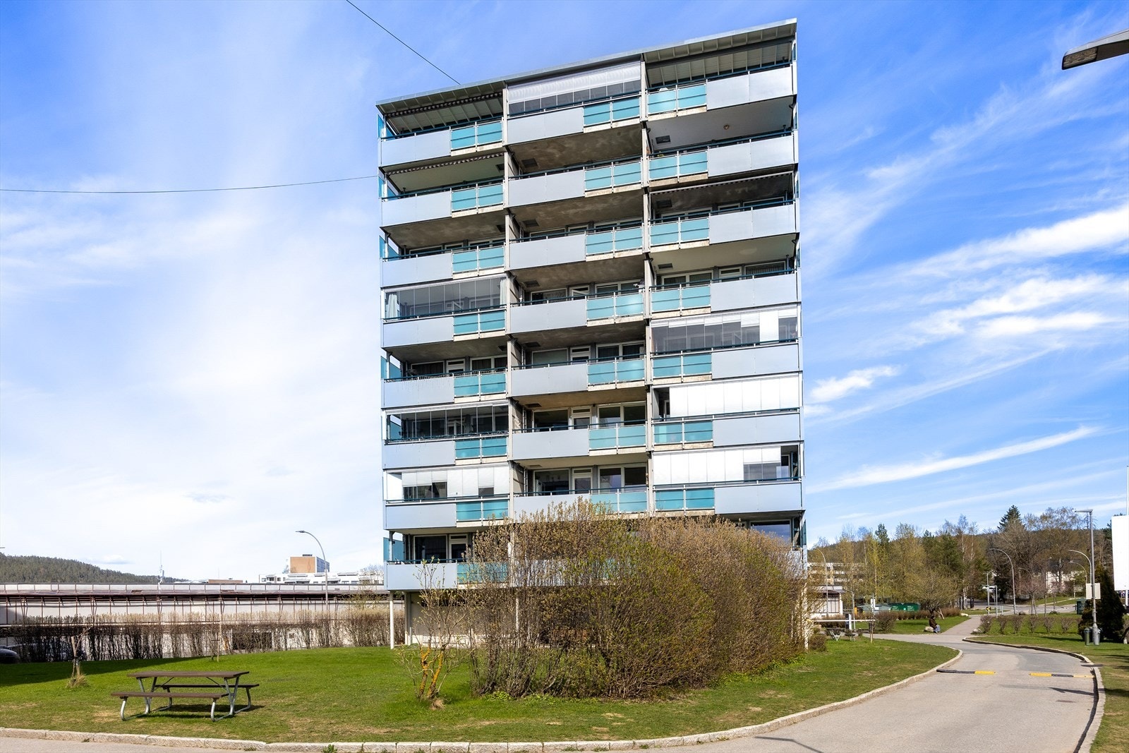 Leiligheten ligger i en boligblokk fra 1970 i Forsheimer borettslag. Galleribilde