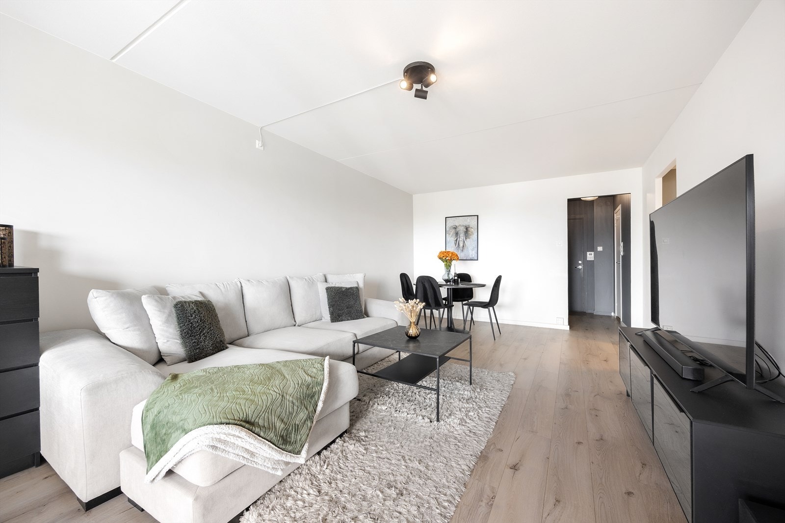 Gjennomgående laminatgulv og malte flater skaper et helhetlig inntrykk. Galleribilde