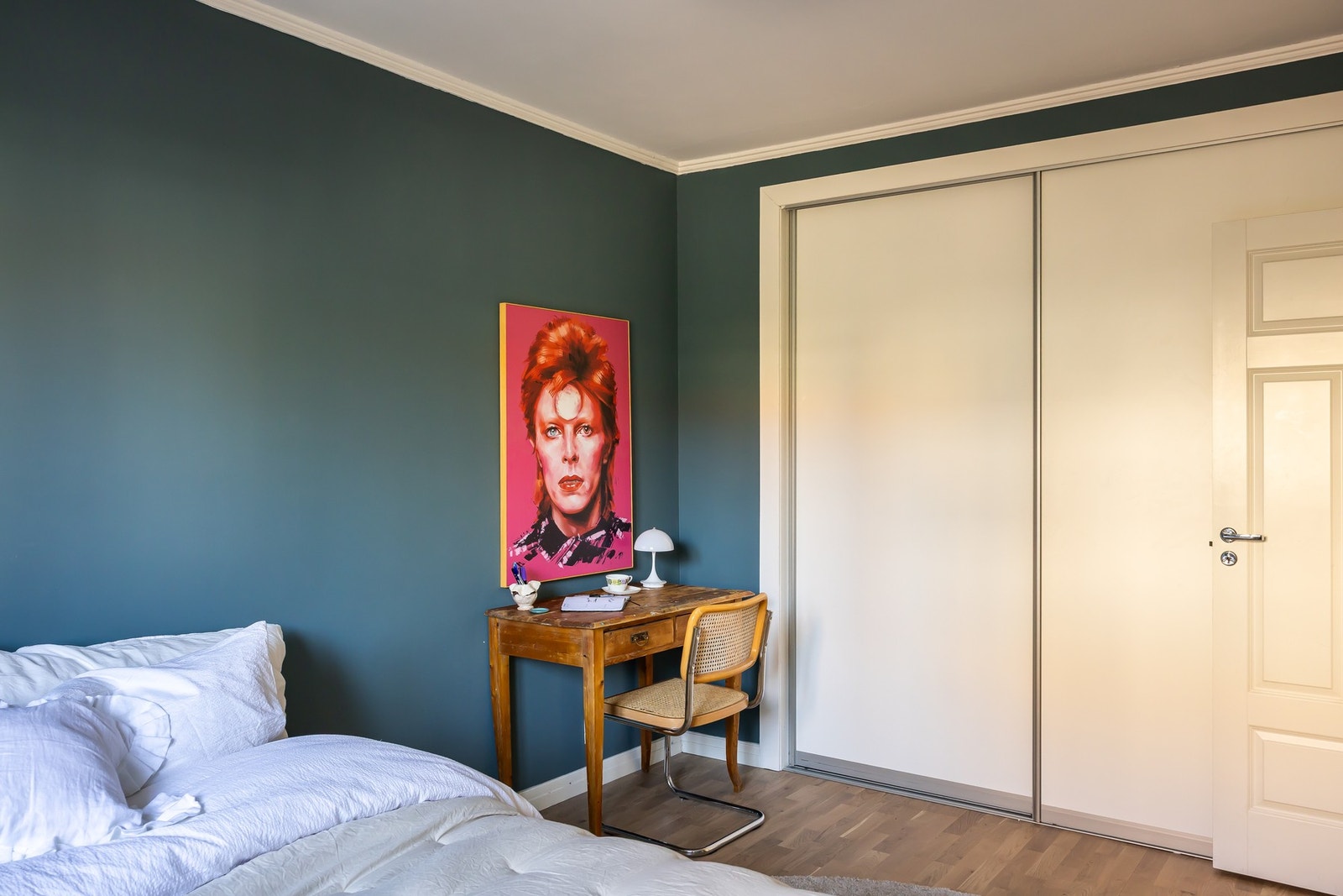 Hovedsoverommet har skyvedørsgarderobe. Galleribilde