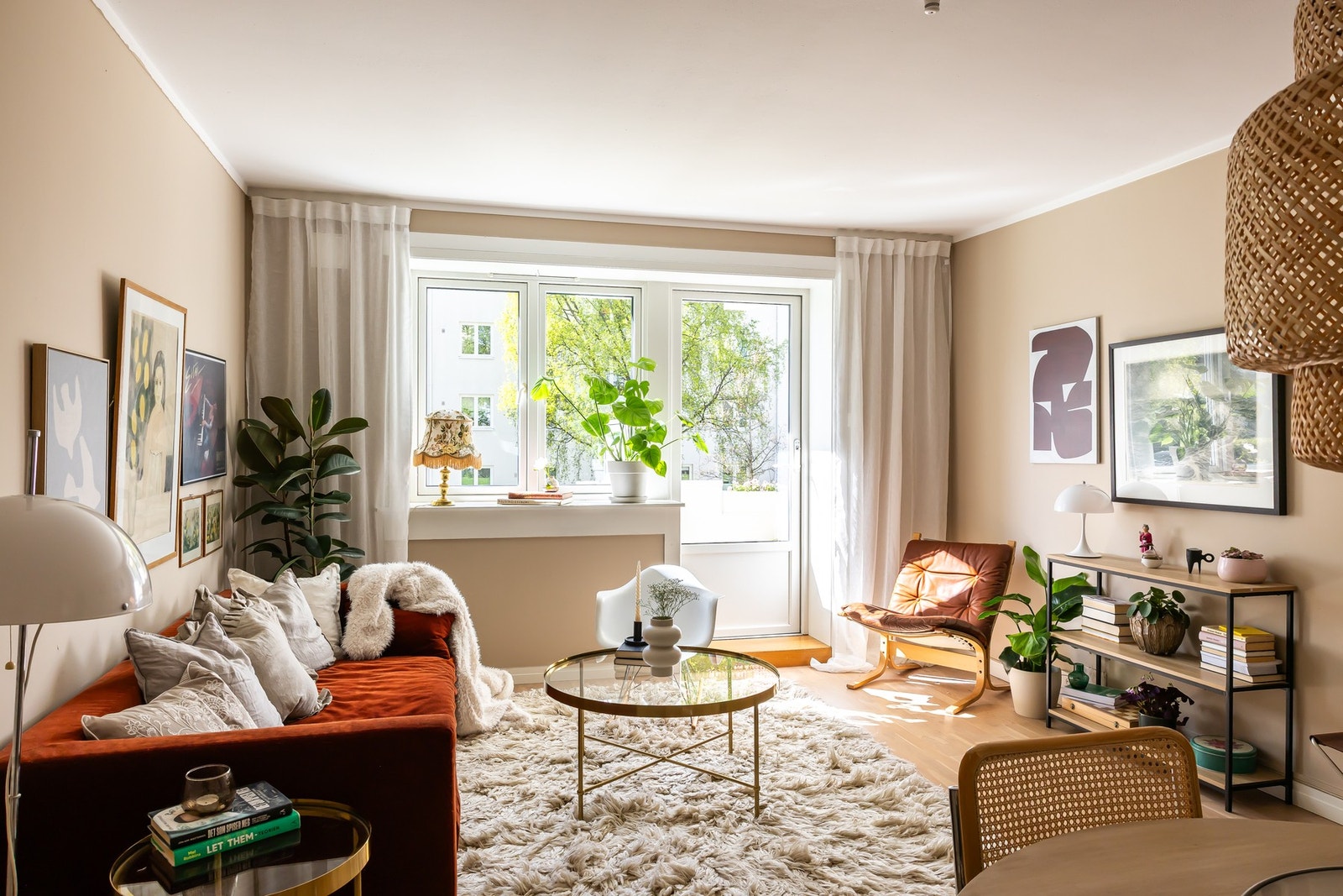 Stuen er romslig og har god plass til både sofasone og spisebord. Galleribilde