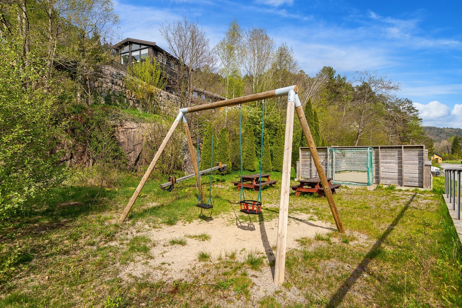 Like ved boligen finner du lekeplass, samt ballbinge Galleribilde
