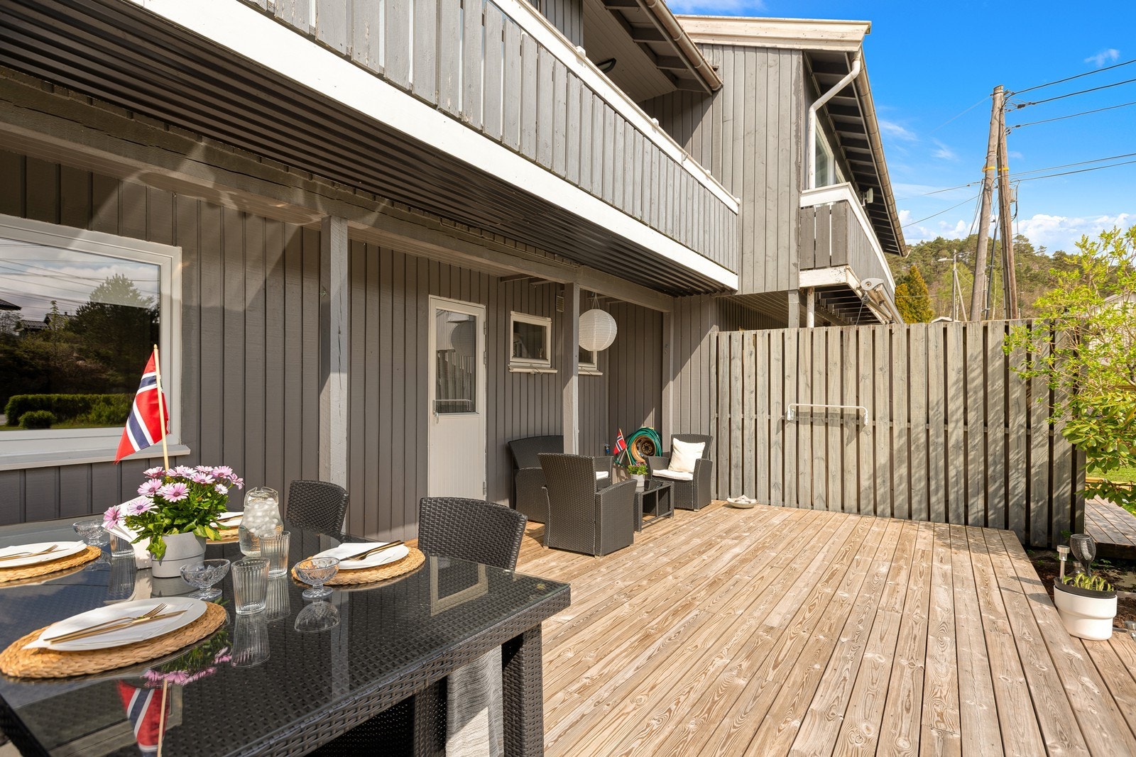 Romslig terrasse med god plass til sittegruppe, grill og beplantning Galleribilde