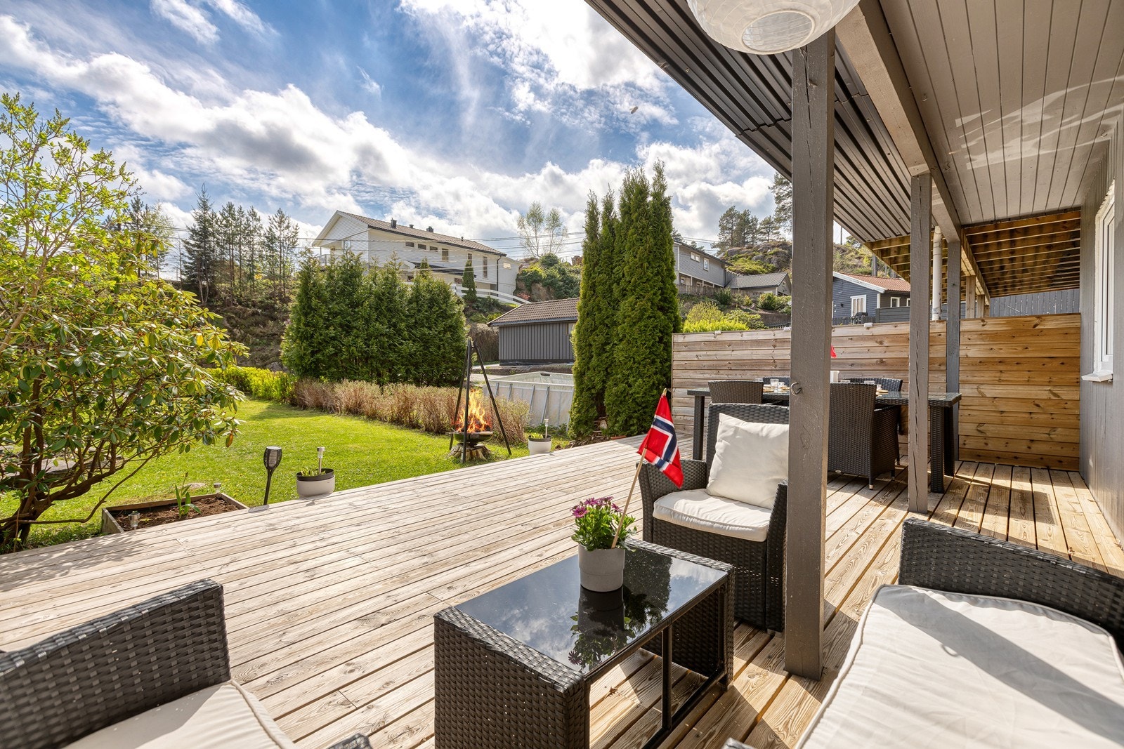 Koselig rekkehus med pent, opparbeidet uteplass med terrasse og plen Galleribilde