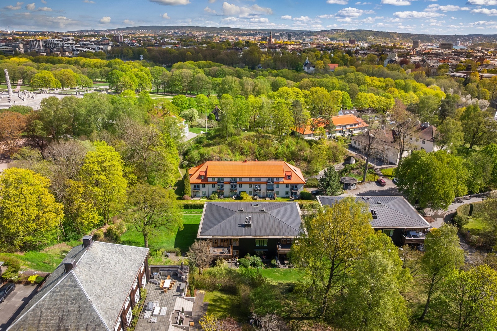 Grønne omgivelser og nabo til Frognerparken. Fra fellesarealene har man egen port inn til Frognerparken.
Kort gange til Frogner. Galleribilde