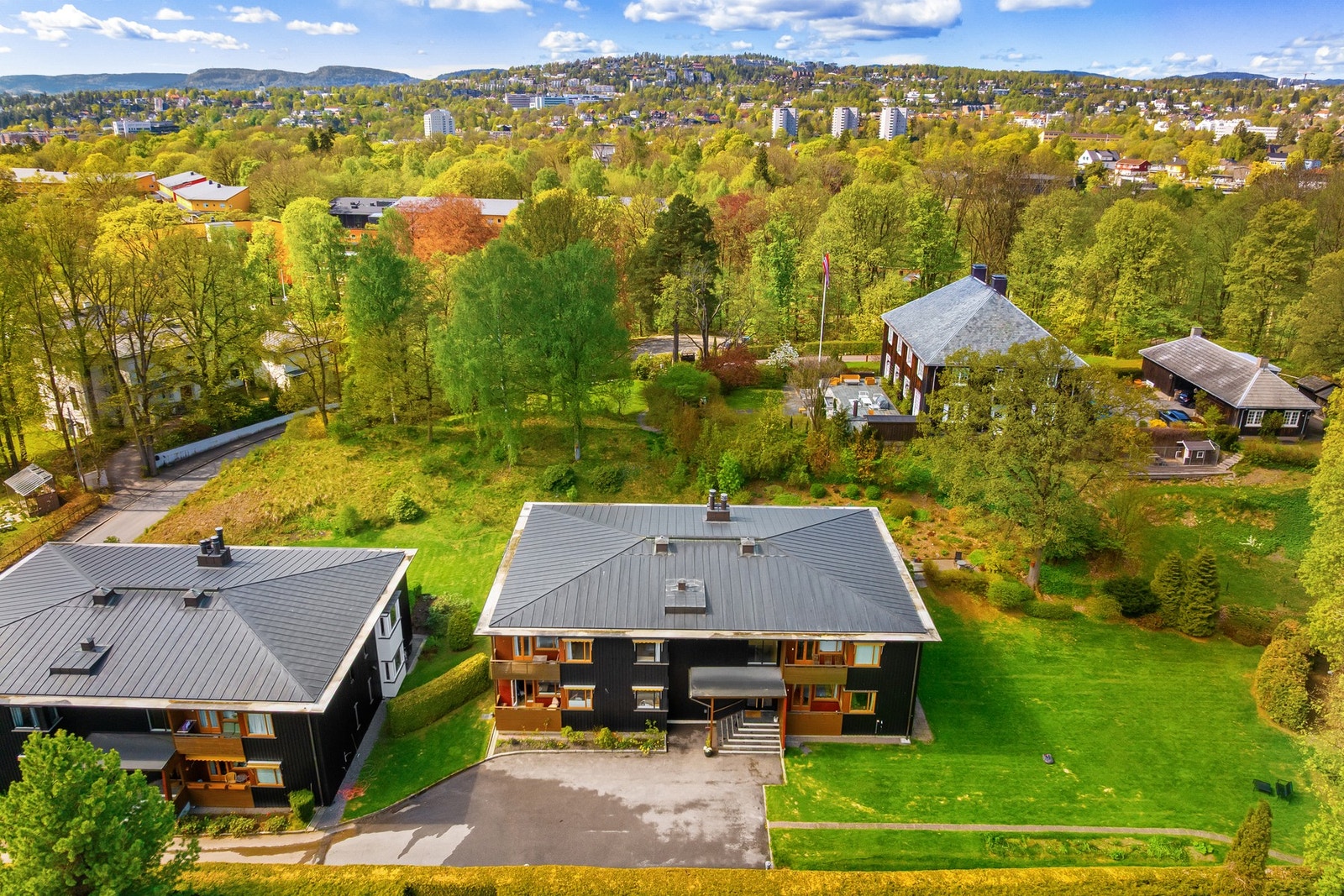 Området er grønt, rolig og tilbaketrukket. Samtidig har man gangavstand til Skøyen og det rike utvalg av tilbud og kollektivknutepunkter. Galleribilde