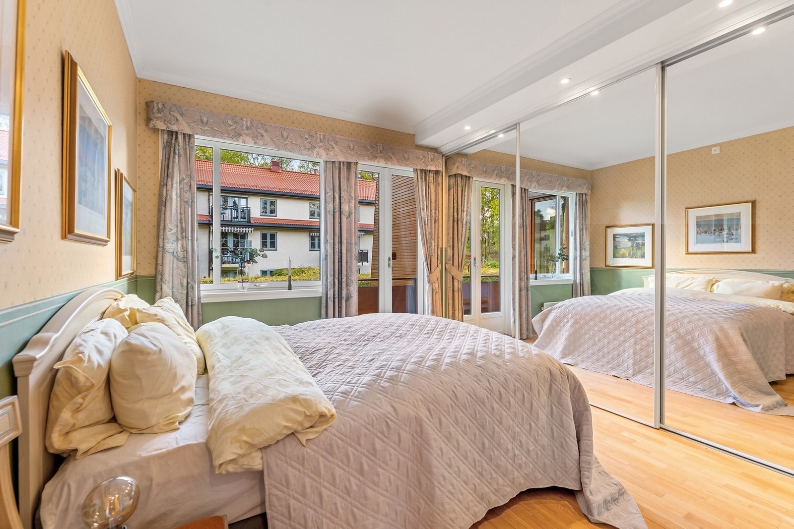 Stort mastersoverom med skyvedørsgarderobe, utgang til balkong samt eget baderom. Integrerte høyttalere fra Bang & Olufsen i himling. Galleribilde