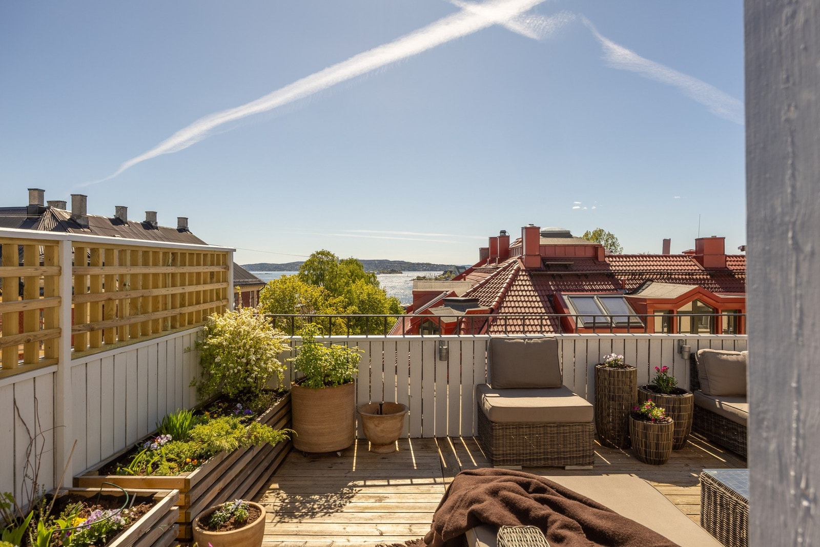 Utgang til en unik og svært romslig terrasse på hele 58 kvm. Hele leiligheten går over ett plan og har utgang rett ut. Galleribilde