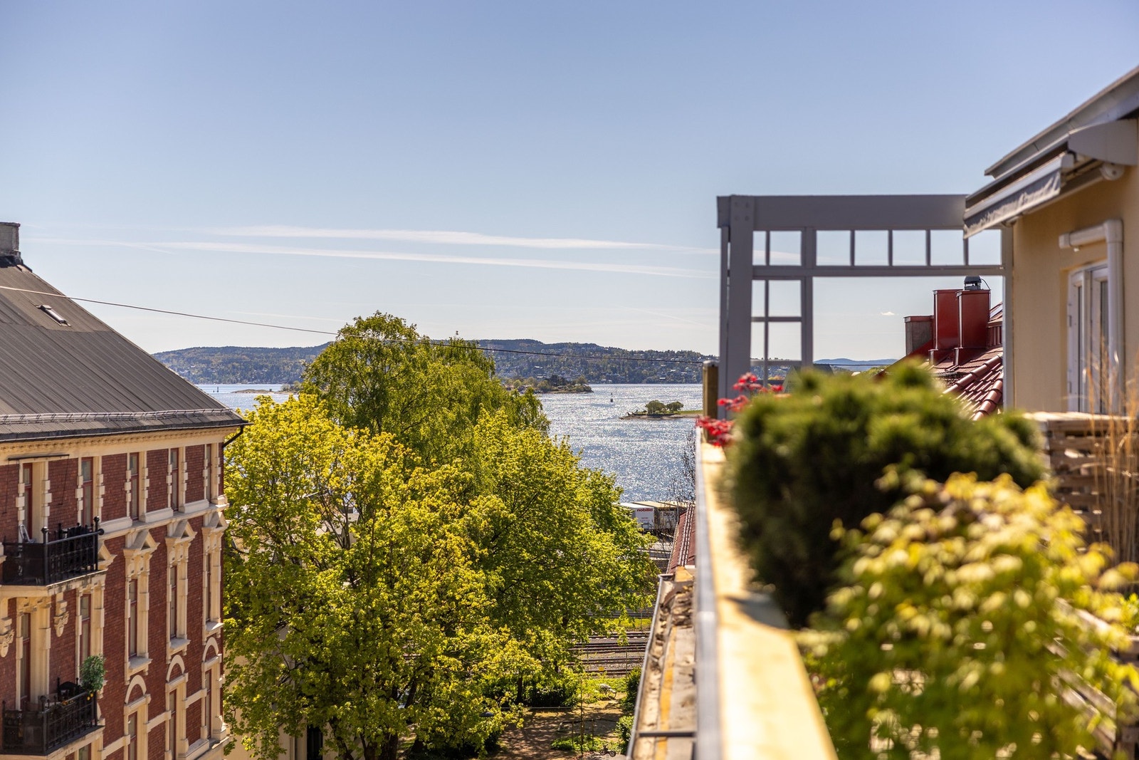 Perfekt leilighet for deg som ønsker å bo i et etterspurt område med gangavstand til alt man trenger i hverdagen. Galleribilde