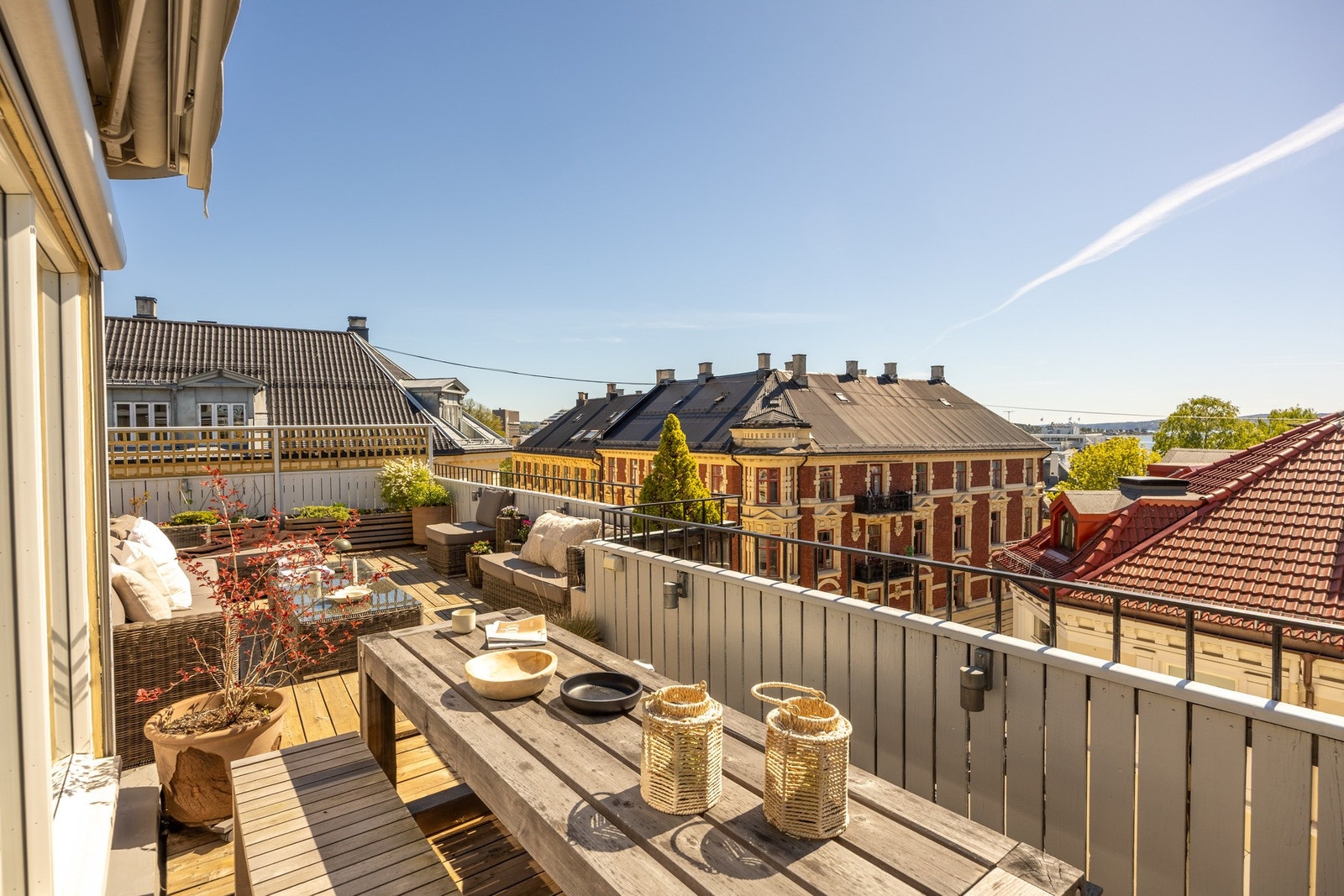Adkomst via felles trappeoppgang med heis (heis går rett inn i leilighet, med nøkkelbryter). Galleribilde