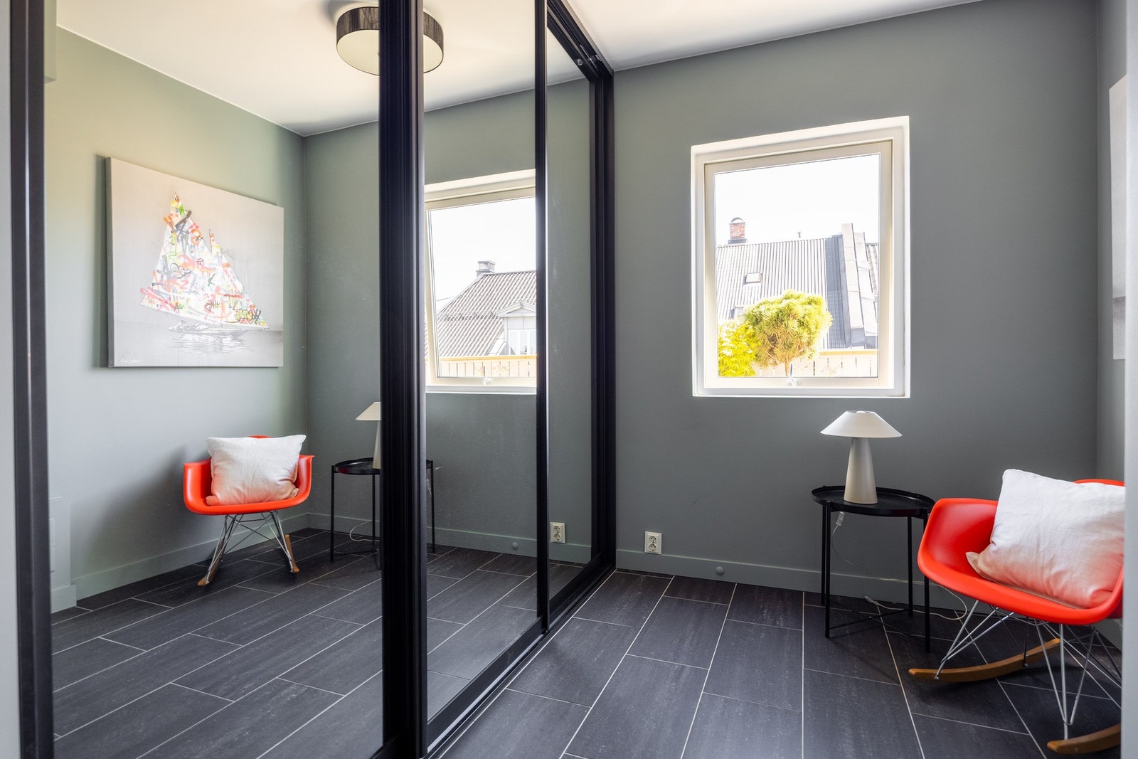 Romslig entré med stor skyvedørsgarderobe, hvor man har gode oppbevaringsmuligheter. Galleribilde