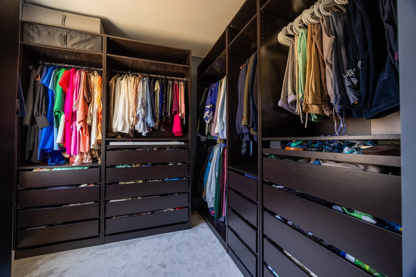 Tilkomst fra hovedsoverom til stor walk-in closet. Galleribilde