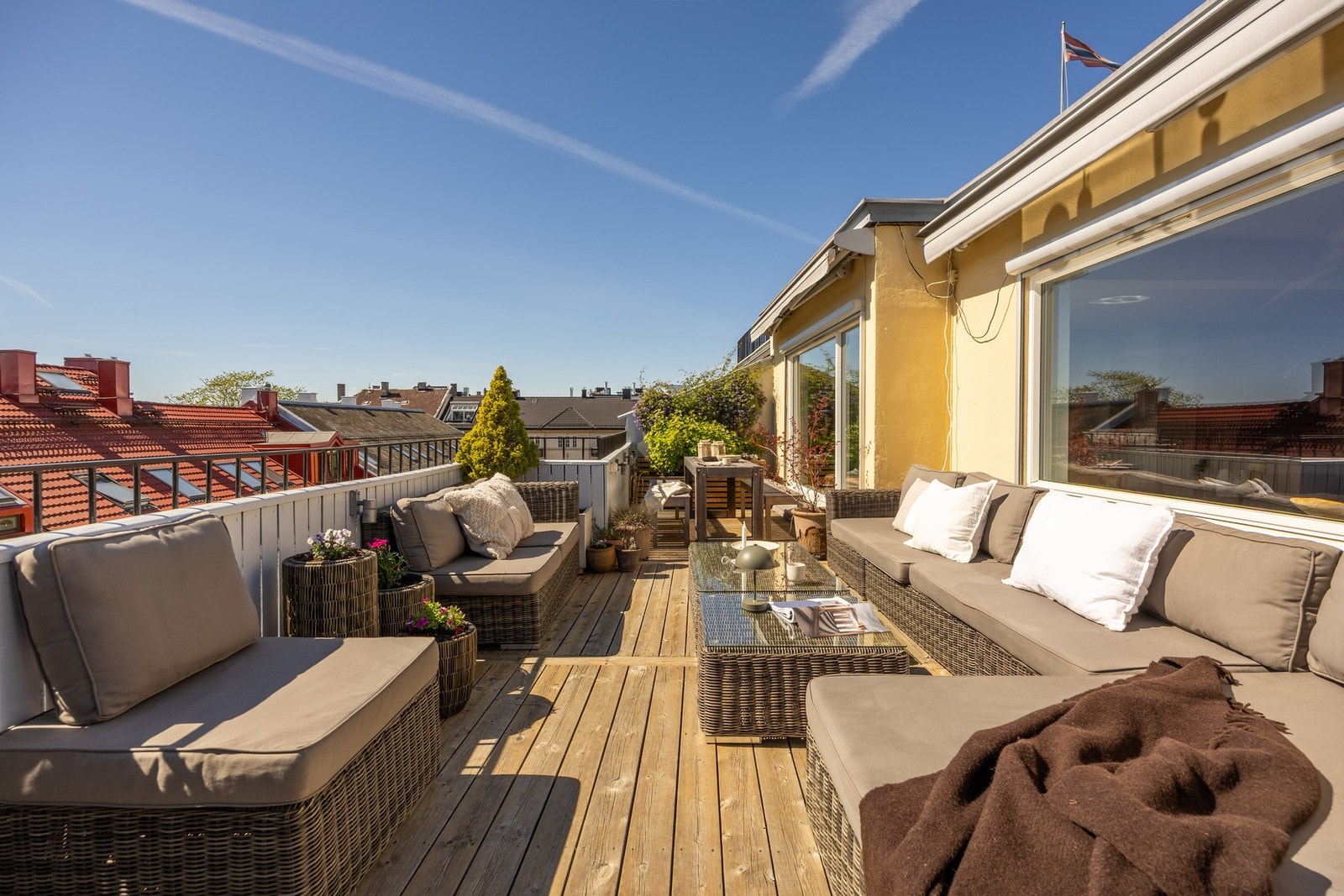 Dette er en terrasse utenom det vanlige i området, hvor du kan nyte gode solforhold og en fantastisk fjordutsikt. Galleribilde