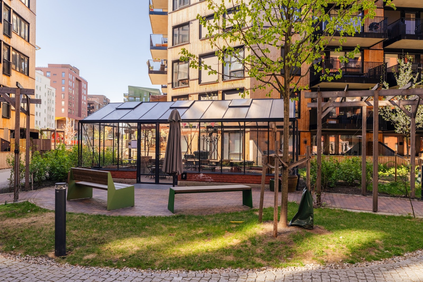 Solrike og pent opparbeidede uteområder for beboerne. Galleribilde