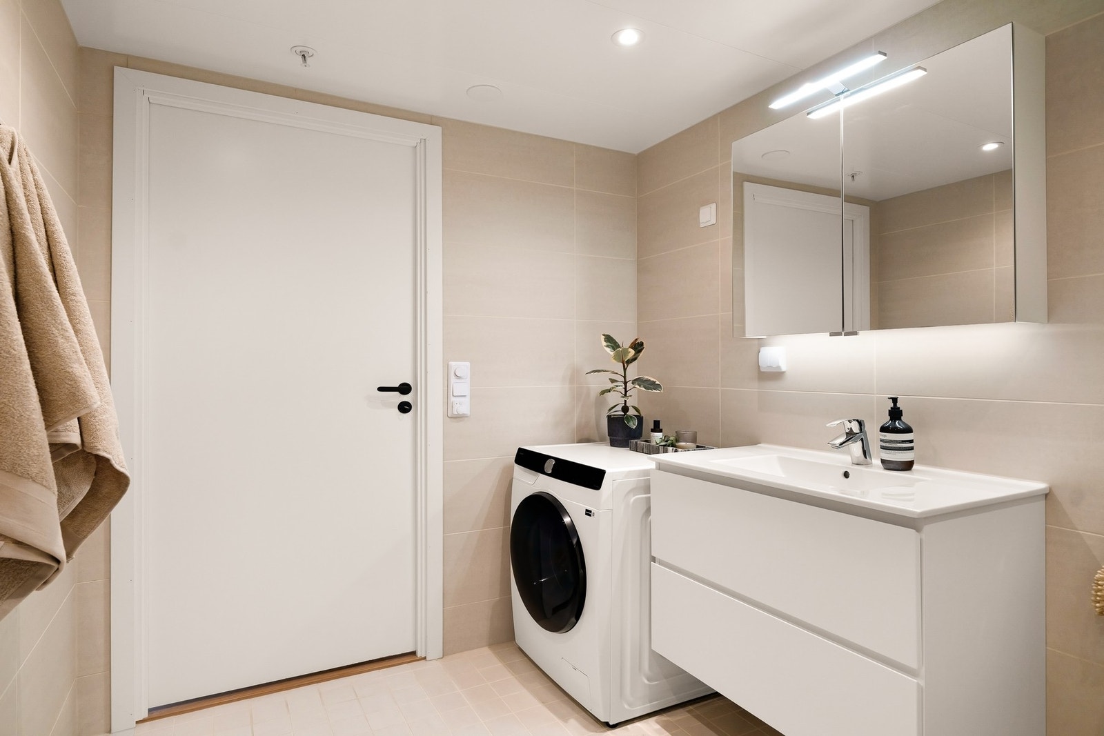 Badet holder en moderne standard med opplegg for vaskemaskin. Galleribilde
