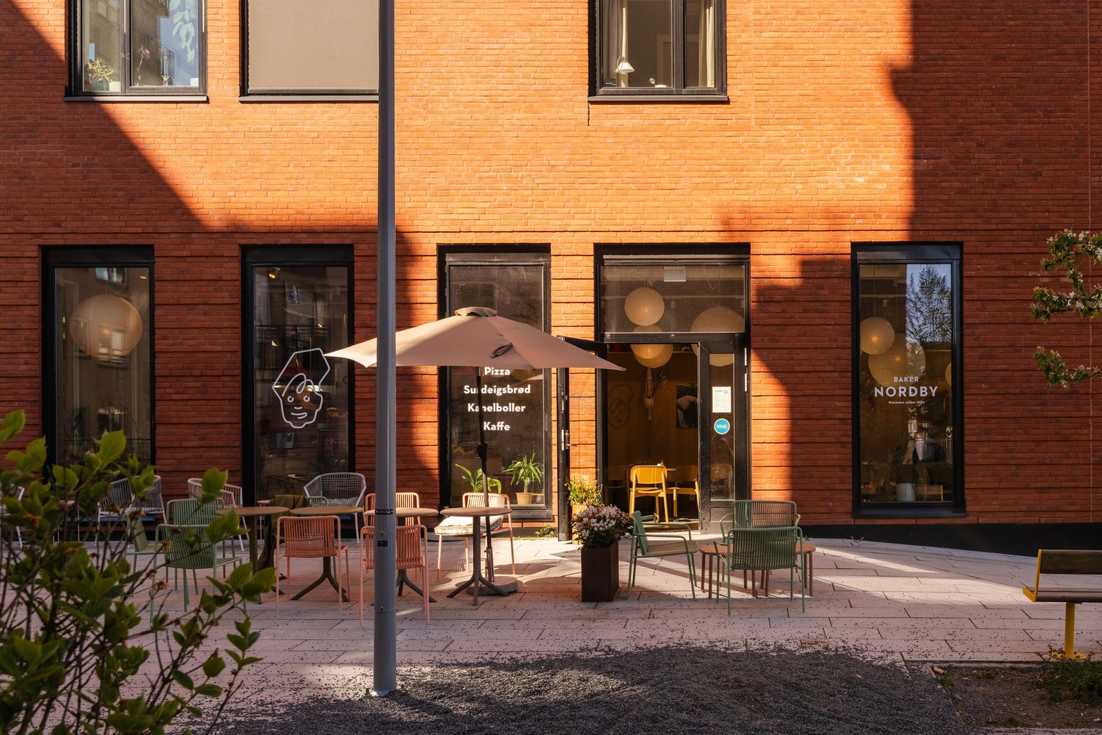 Café- og servicetilbud i umiddelbar nærhet til boligen. Galleribilde