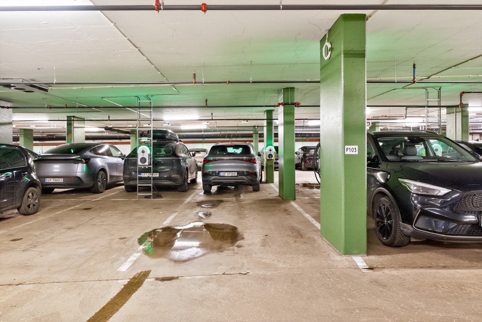 Medfølgende garasjeplass i oppvarmet anlegg. Galleribilde