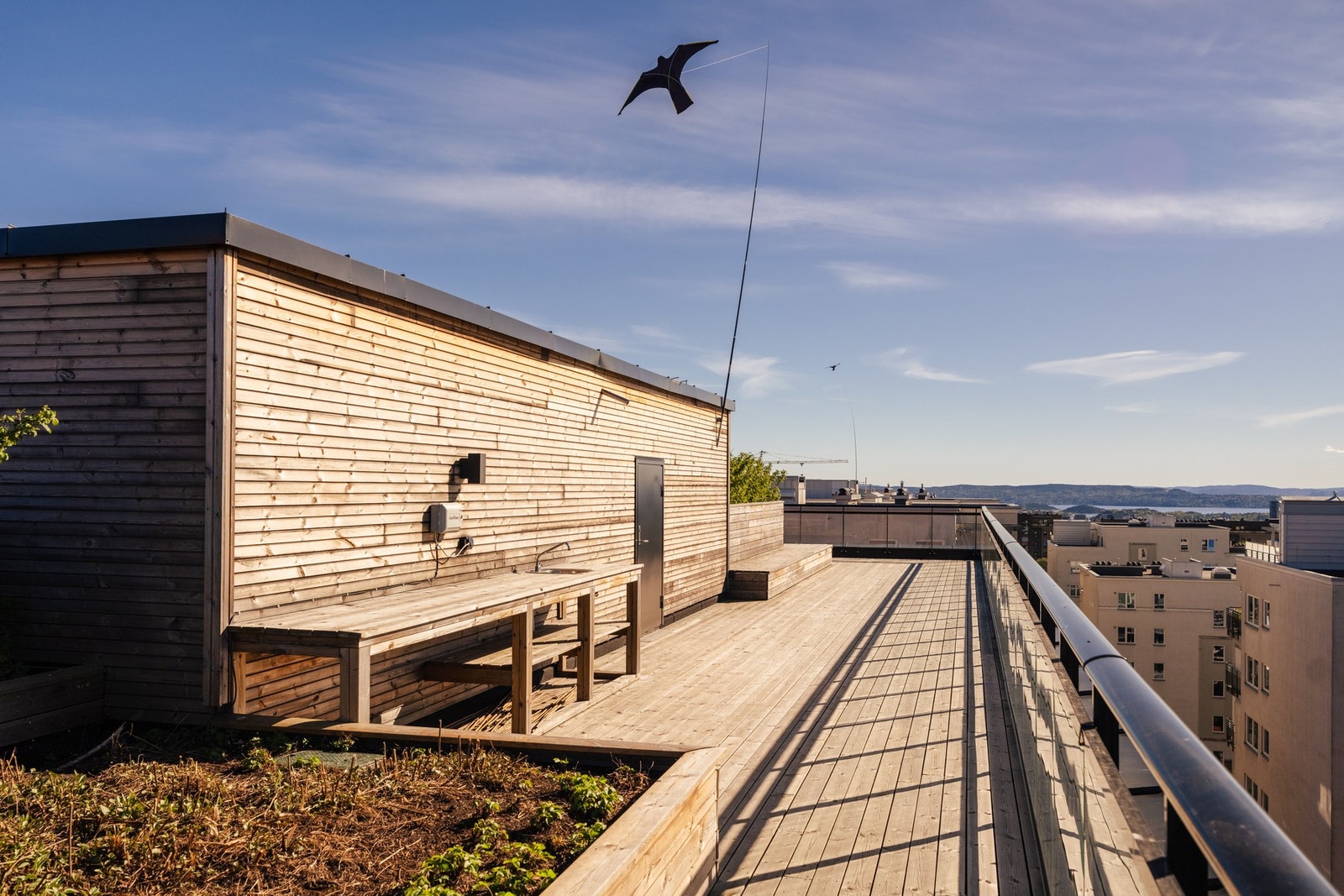 Stor og solrik felles takterrasse med flott utsyn. Galleribilde