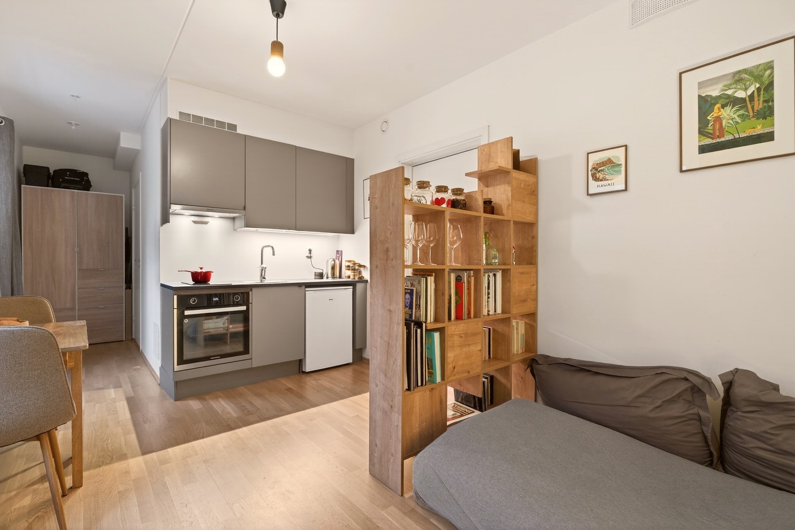 Hybeldel - Med plass til sofa- og spisegruppe Galleribilde