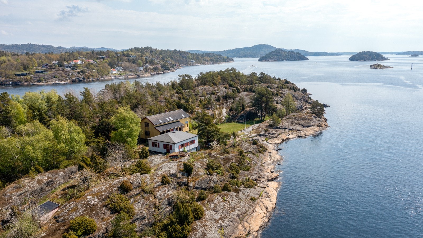 Med båt er det ca 5 min til Stathelle der det er marina hvor man kan leie båtplass Galleribilde