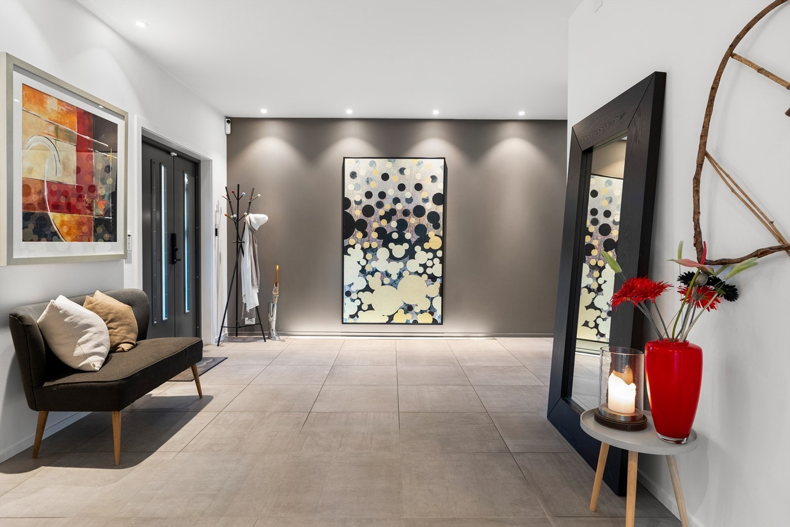 Boligen har en svært romslig entré, med lekre fliser på gulvet. Det er downlights i himlingen. Galleribilde