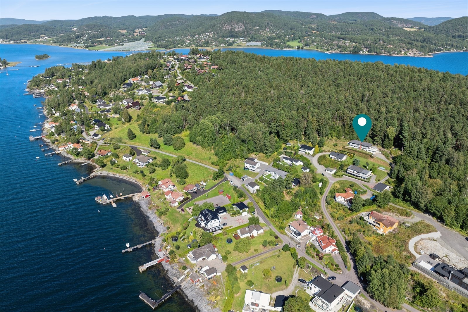 Boligen har en naturskjønn og særdeles fantastisk beliggenhet på naturperlen Bjerkøya i Holmestrand kommune. Galleribilde