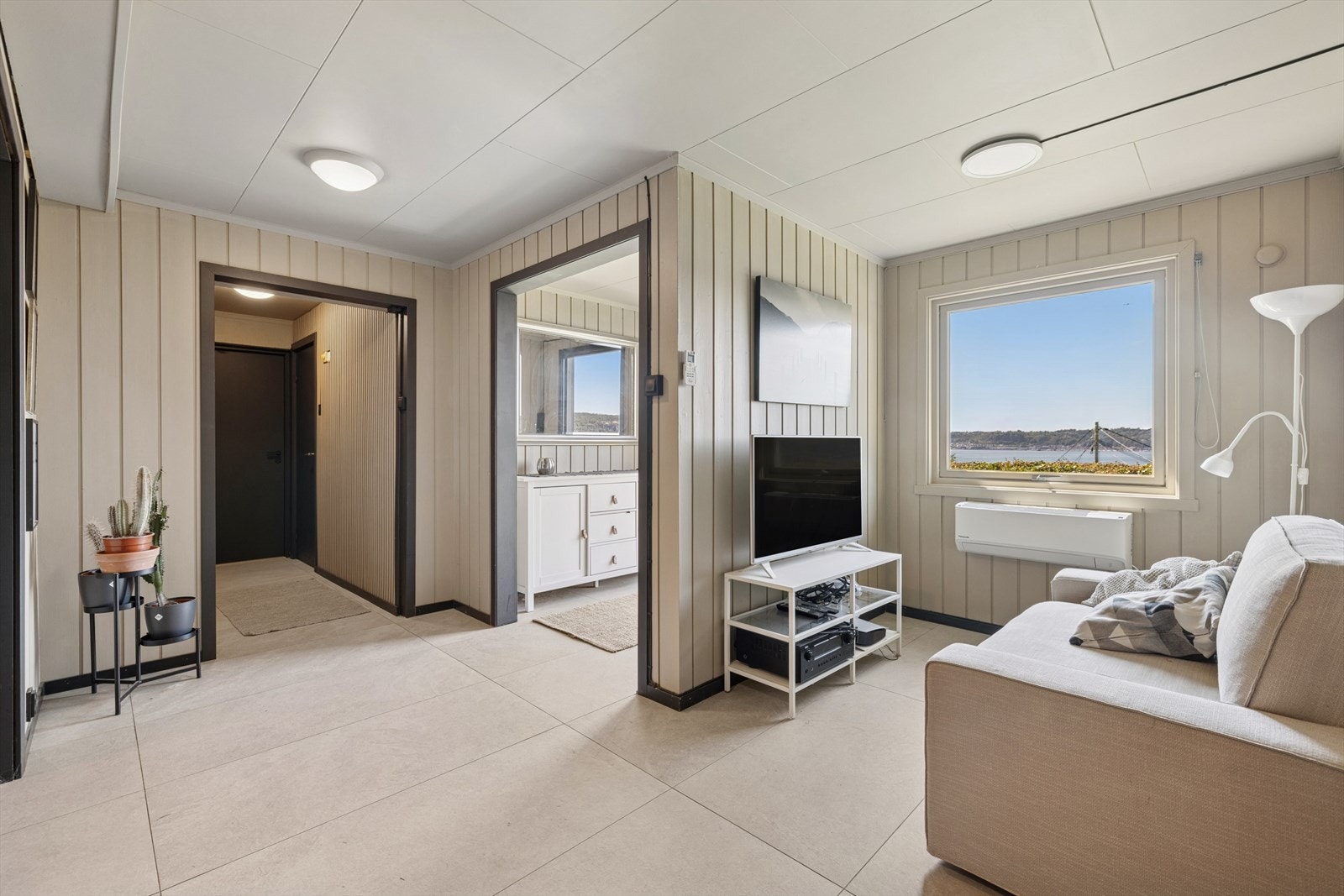 Velkommen inn i en lys og tiltalende enebolig med fin standard, spennende planløsning og sosialt, familievennlig areal. Hallen har en egen sone som enkelt kan innredes som koselig stuedel. Galleribilde