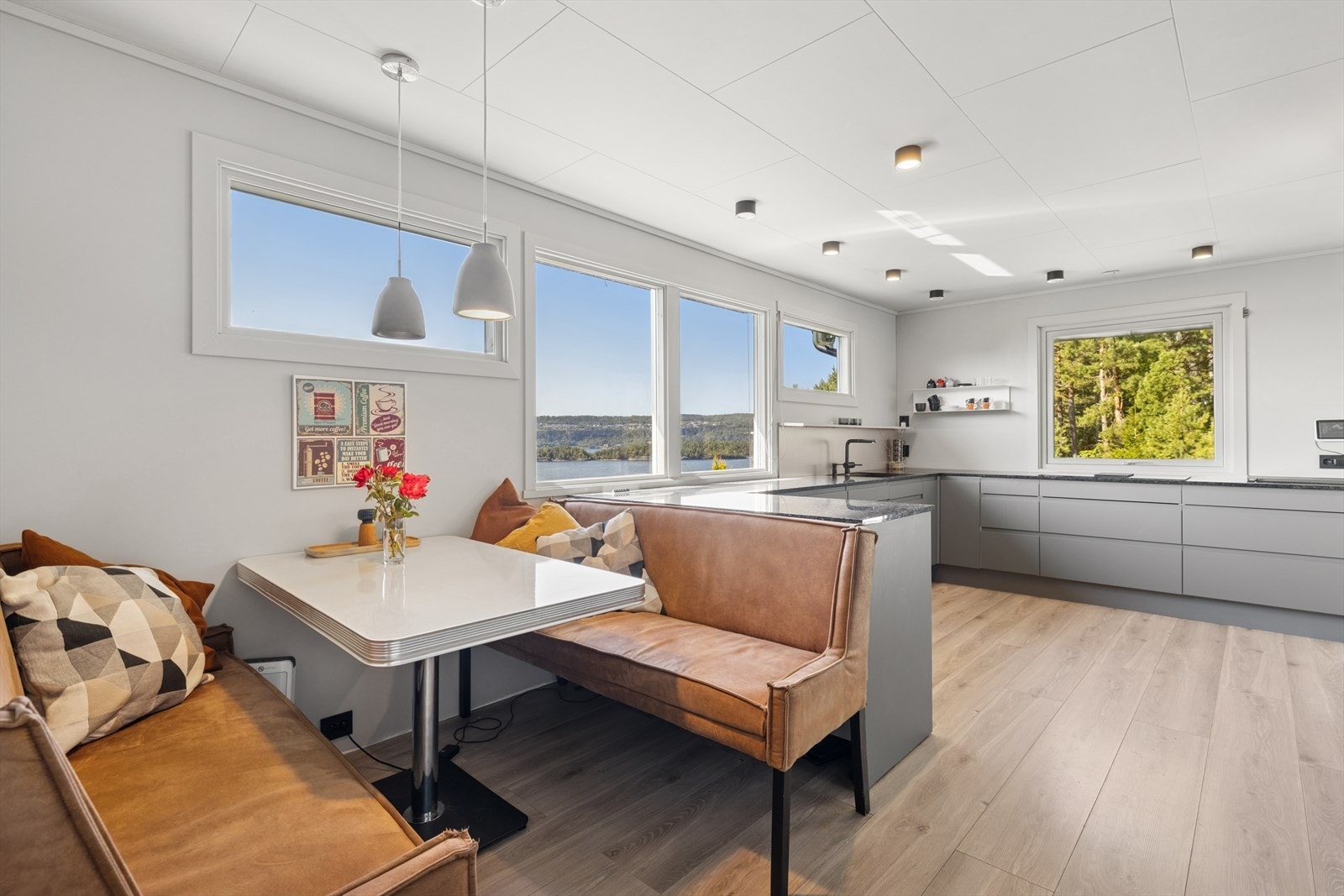 Kjøkkenet ligger i eget rom med adkomst fra stuen og spisestuen, og har en flott sjøutsikt fra de store vinduene. Det er god plass til spisebord på kjøkkenet for hverdagslige måltider. Galleribilde