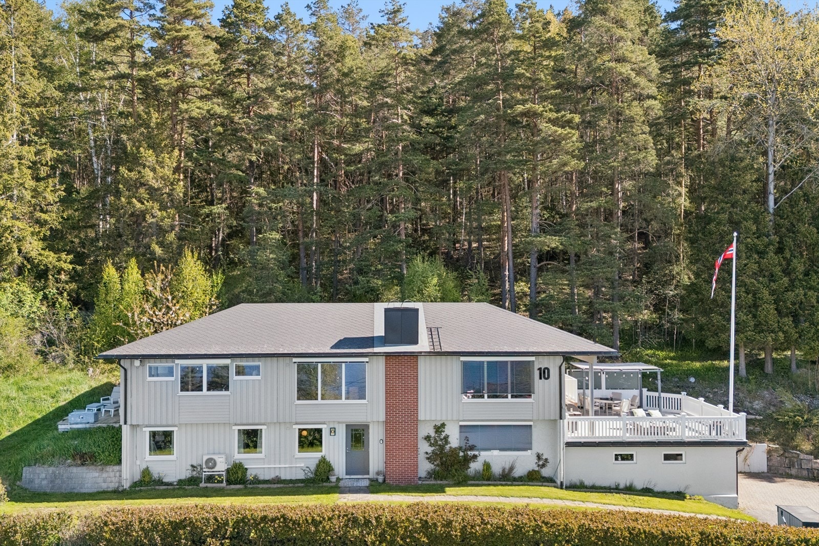 Tomten er beliggende på et høydedrag og grenser mot skogen. Galleribilde